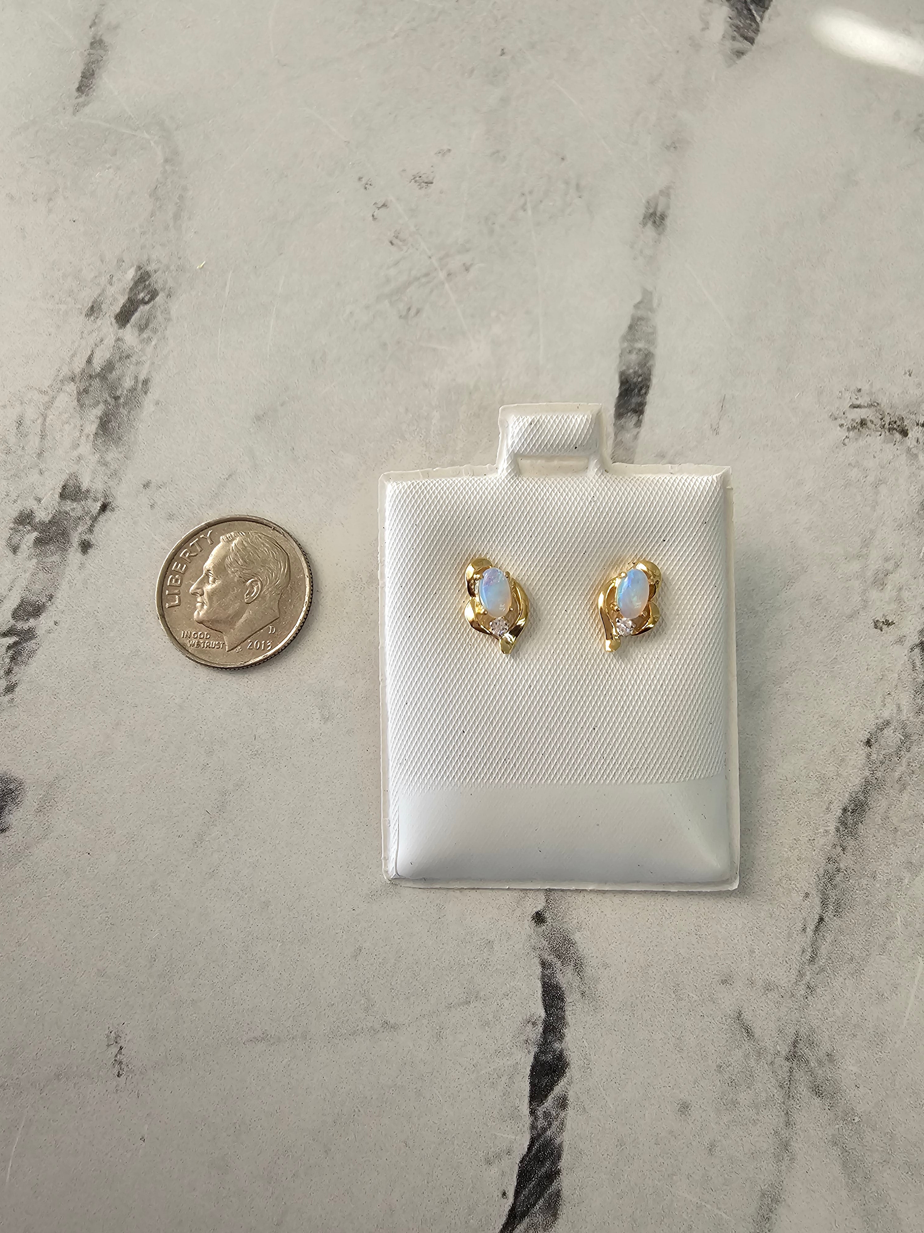 Pendientes de ópalo ovalados con detalles de diamantes