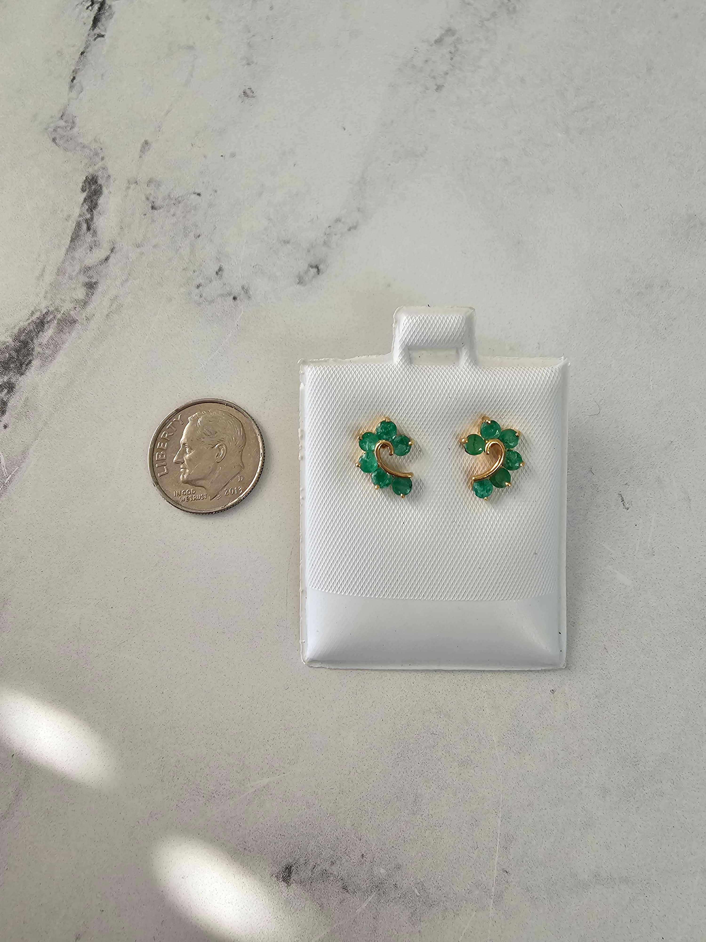 Pendientes de esmeralda en forma de pregunta en oro amarillo de 14 k