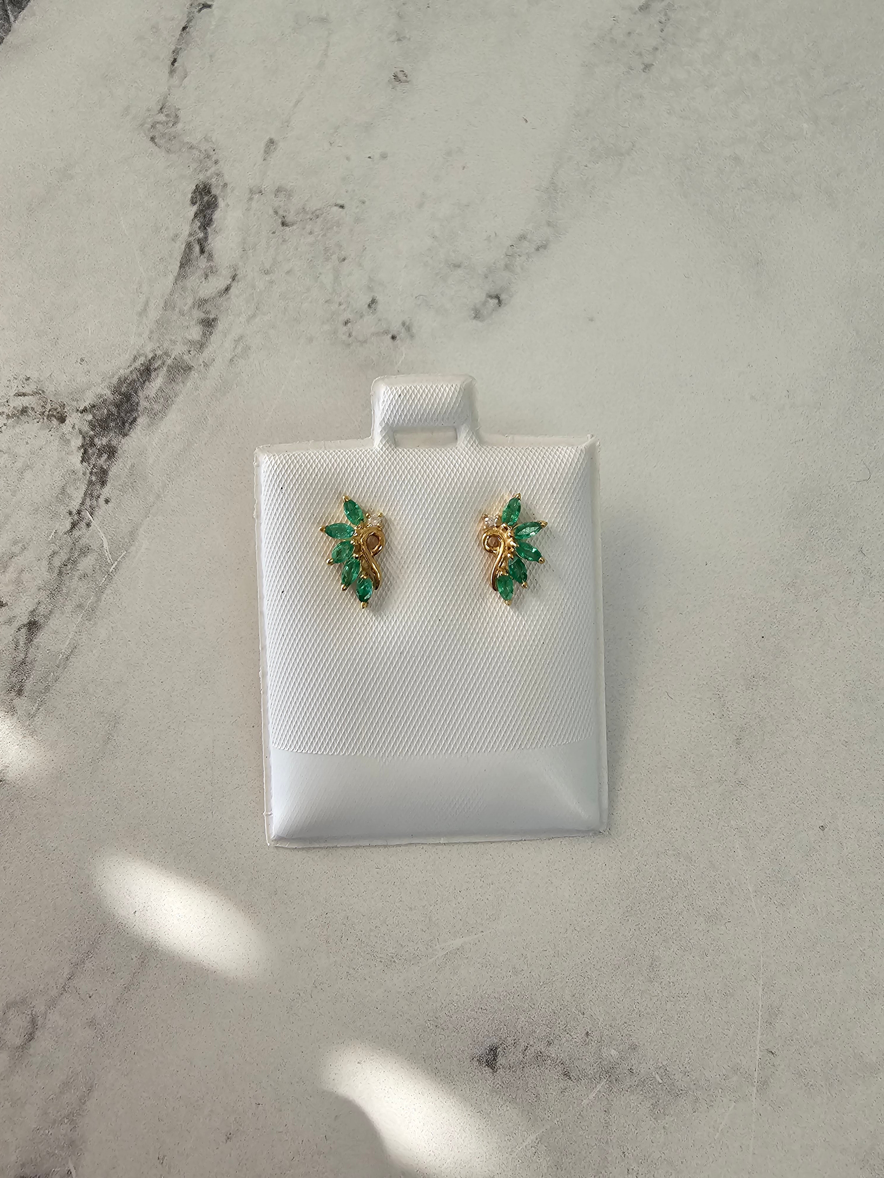 Clous d'oreilles émeraude marquise et diamant en or jaune 14 carats