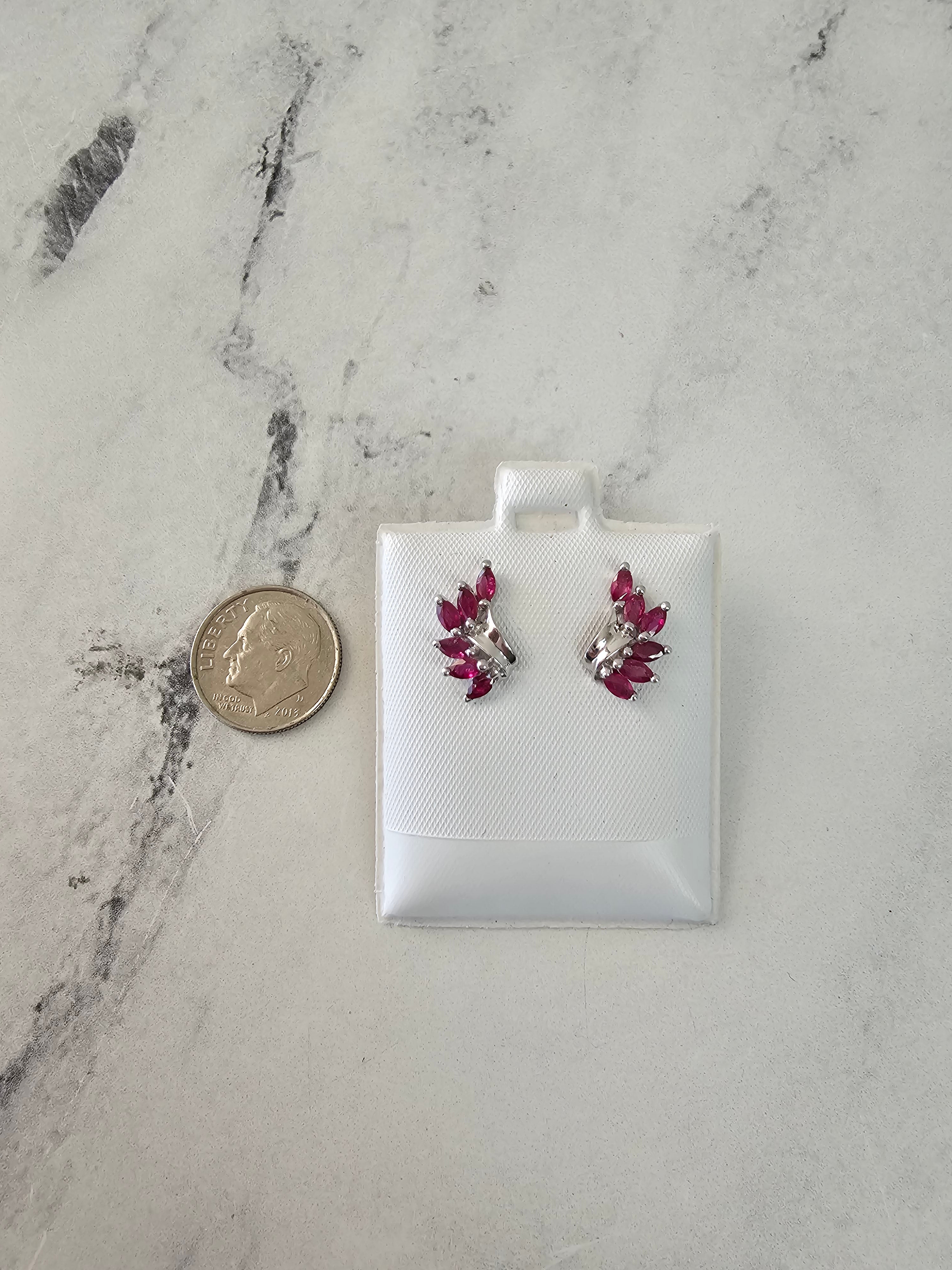 Pendientes estilo ala con rubí marquesa en oro blanco de 14 k