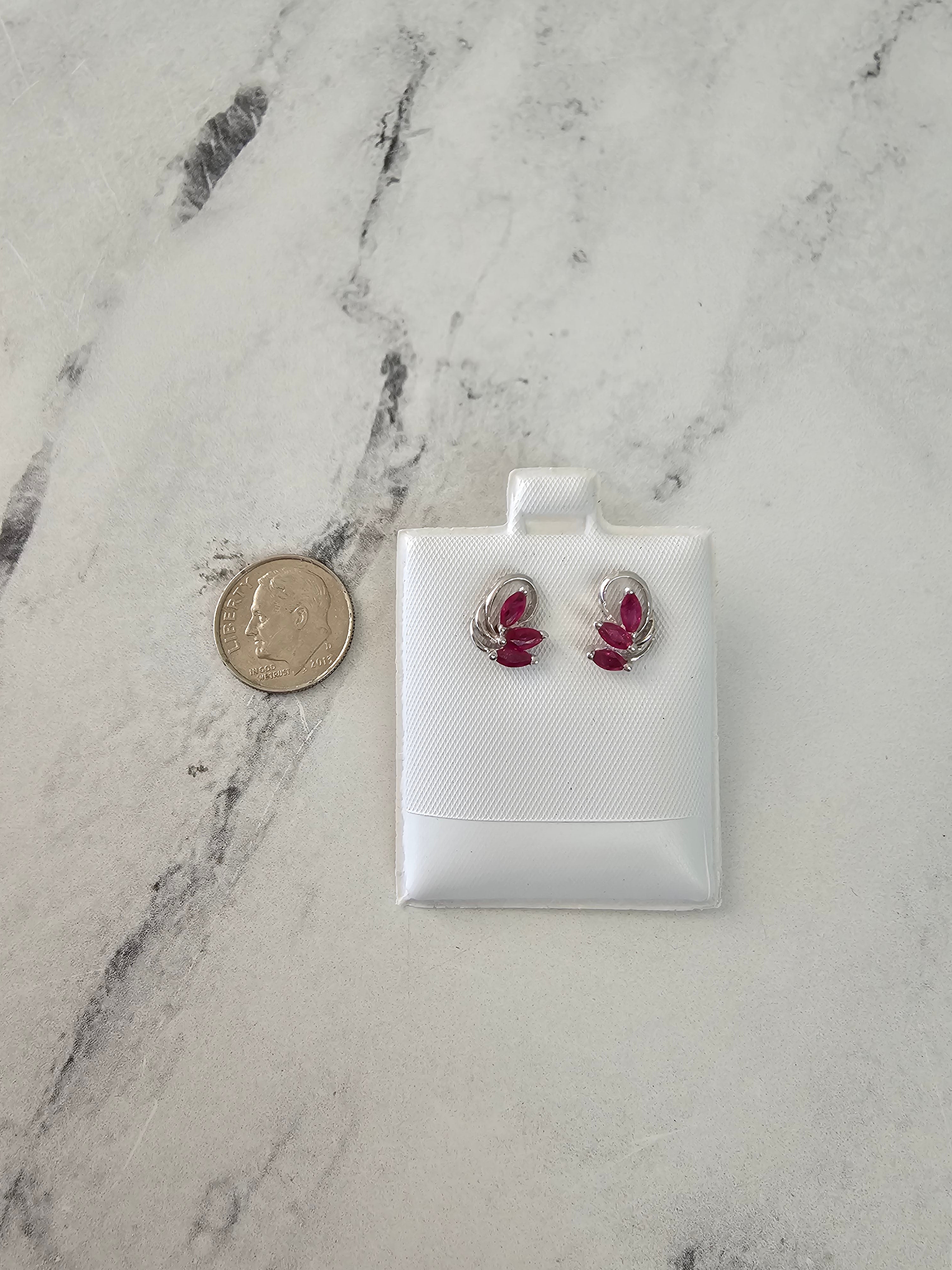 Pendientes con rubíes marquesa en oro blanco de 14 k