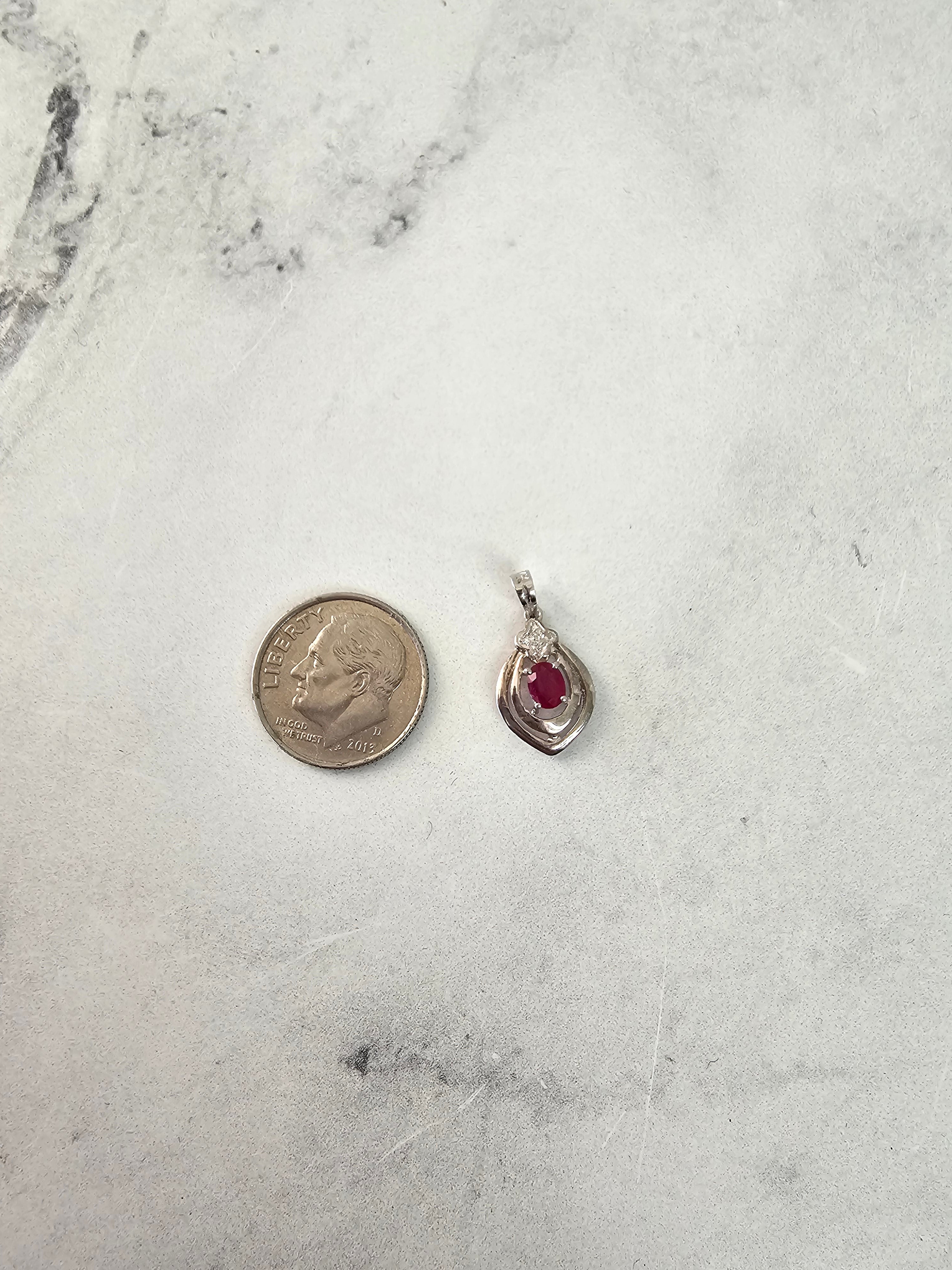 Colgante de rubí ovalado con detalles de diamantes