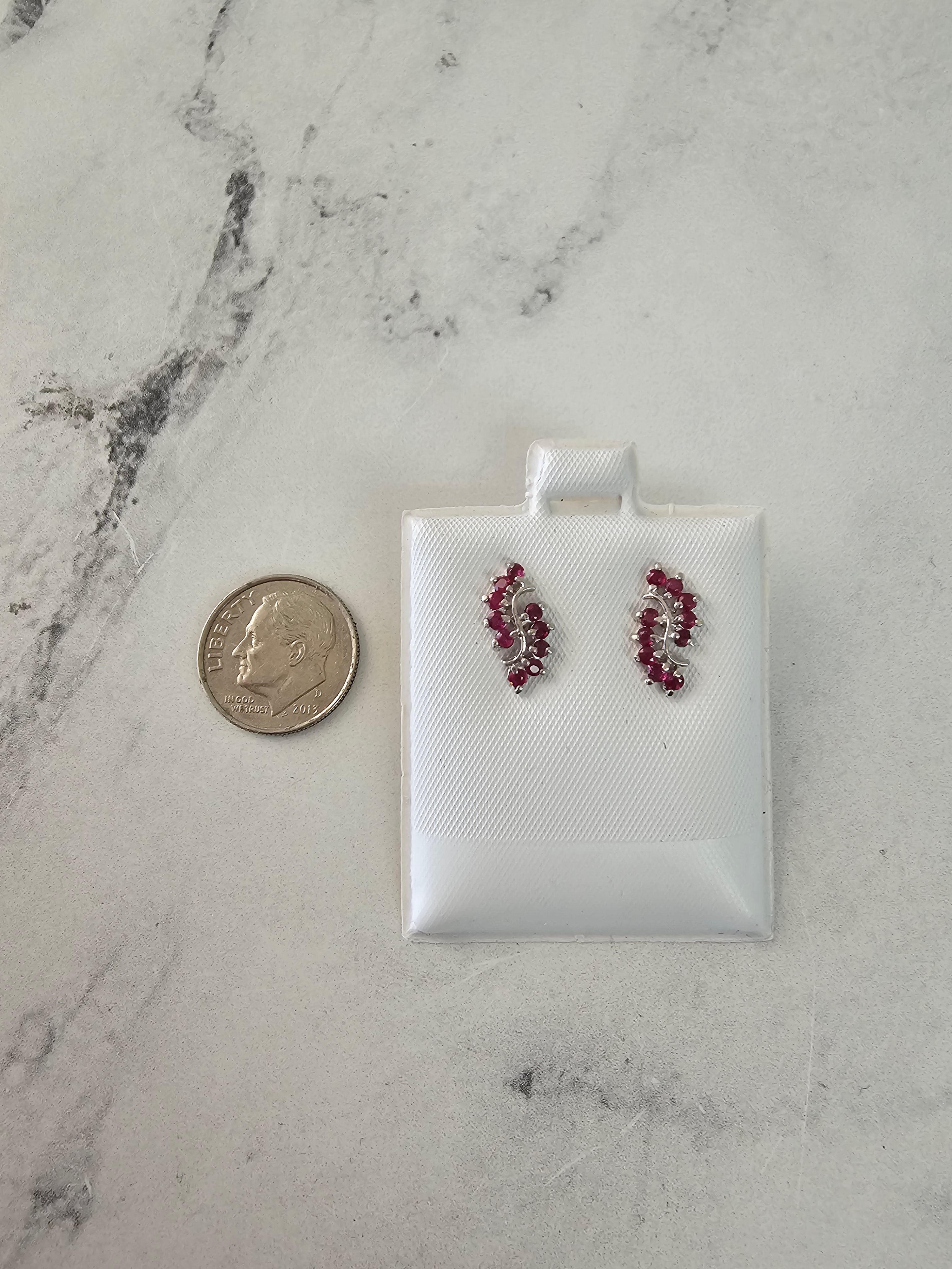 Pendientes de rubíes en espiral con oro blanco de 14 k