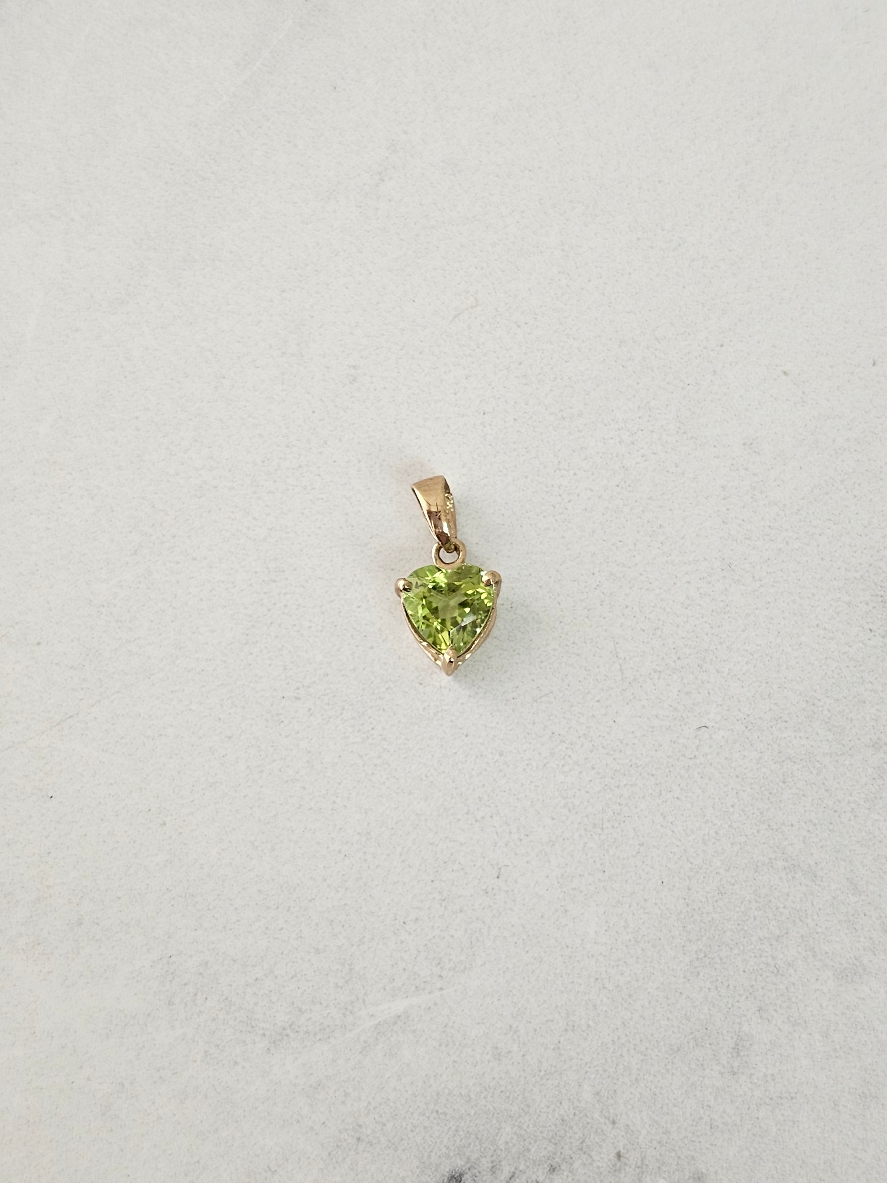 Collar de peridoto en forma de corazón en oro amarillo de 14 k