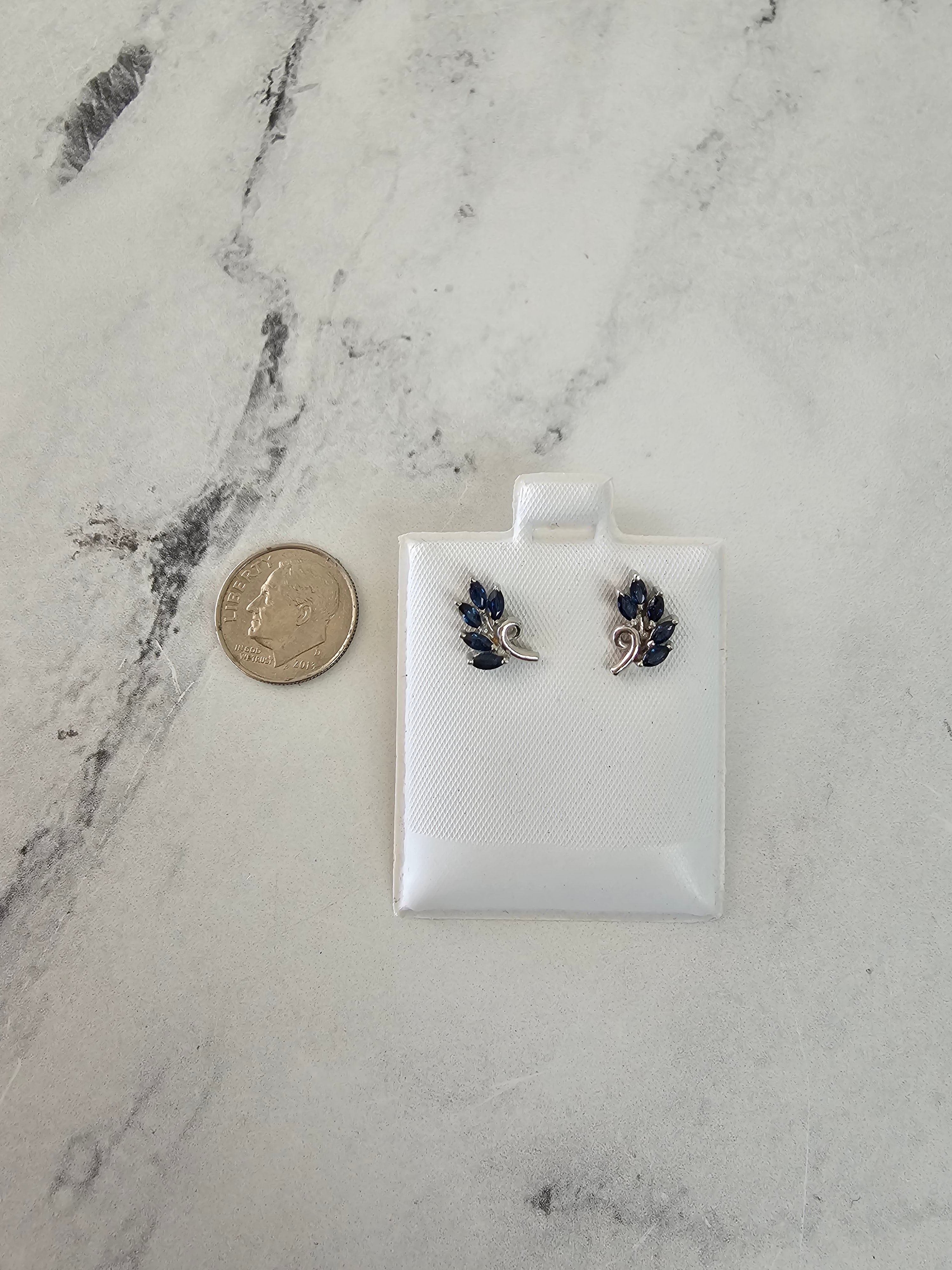 Pendientes estilo hoja marquesa con zafiro en oro blanco de 14 k