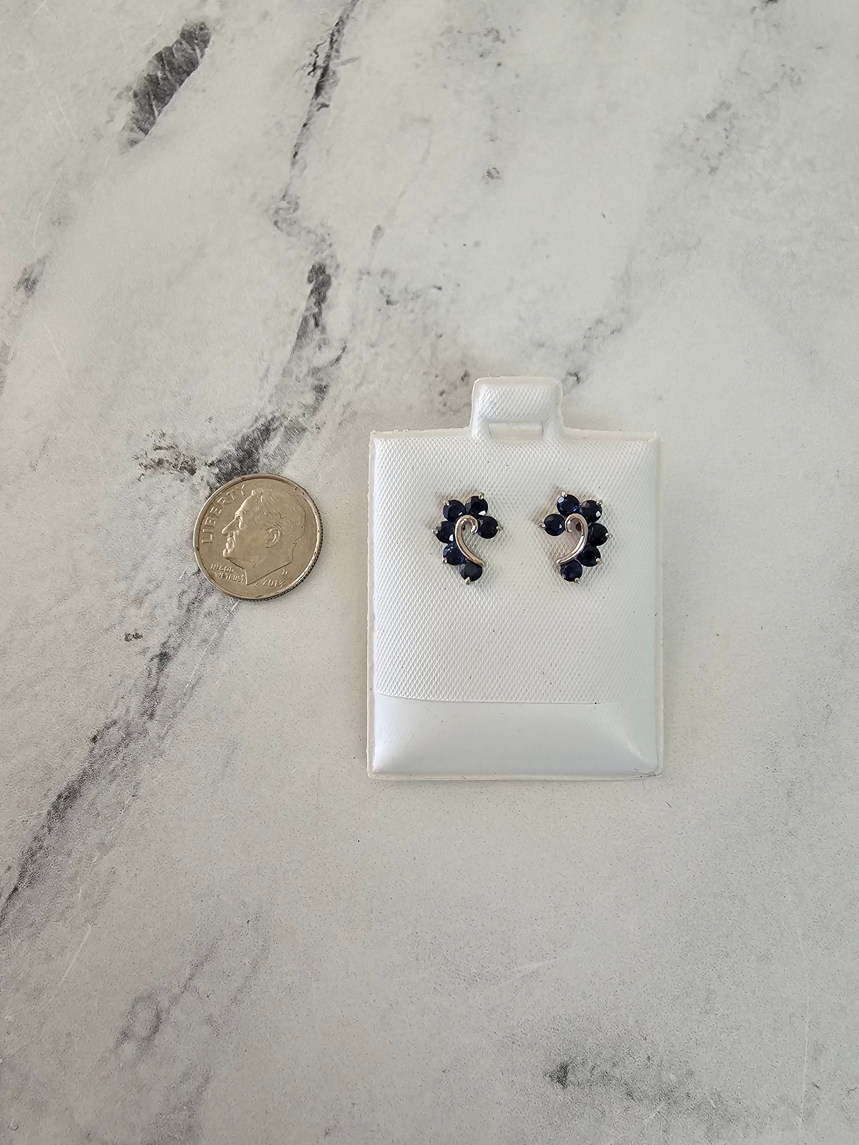 Clous d'oreilles en saphir en forme de question en or jaune 14 carats