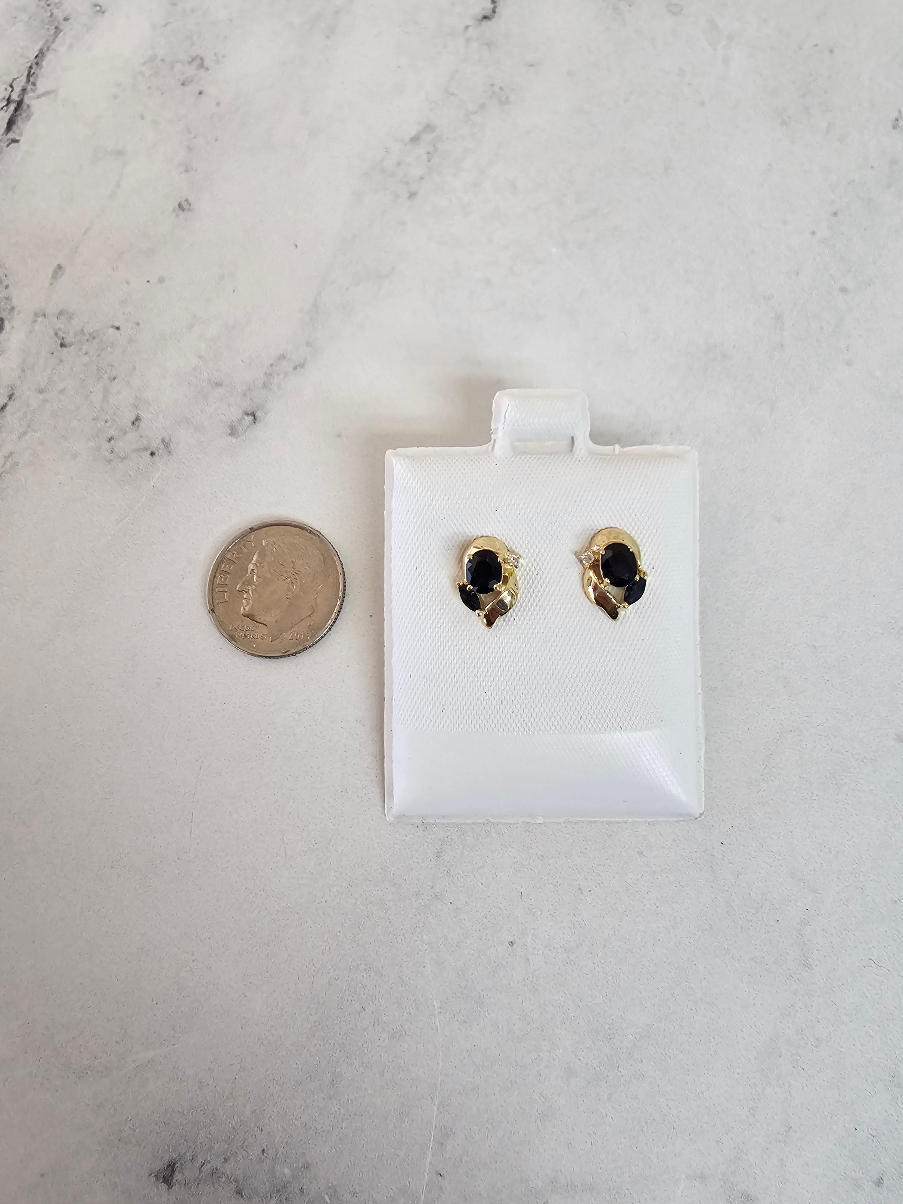 Pendientes de zafiro ovalado con detalles de diamantes en oro amarillo de 14 k