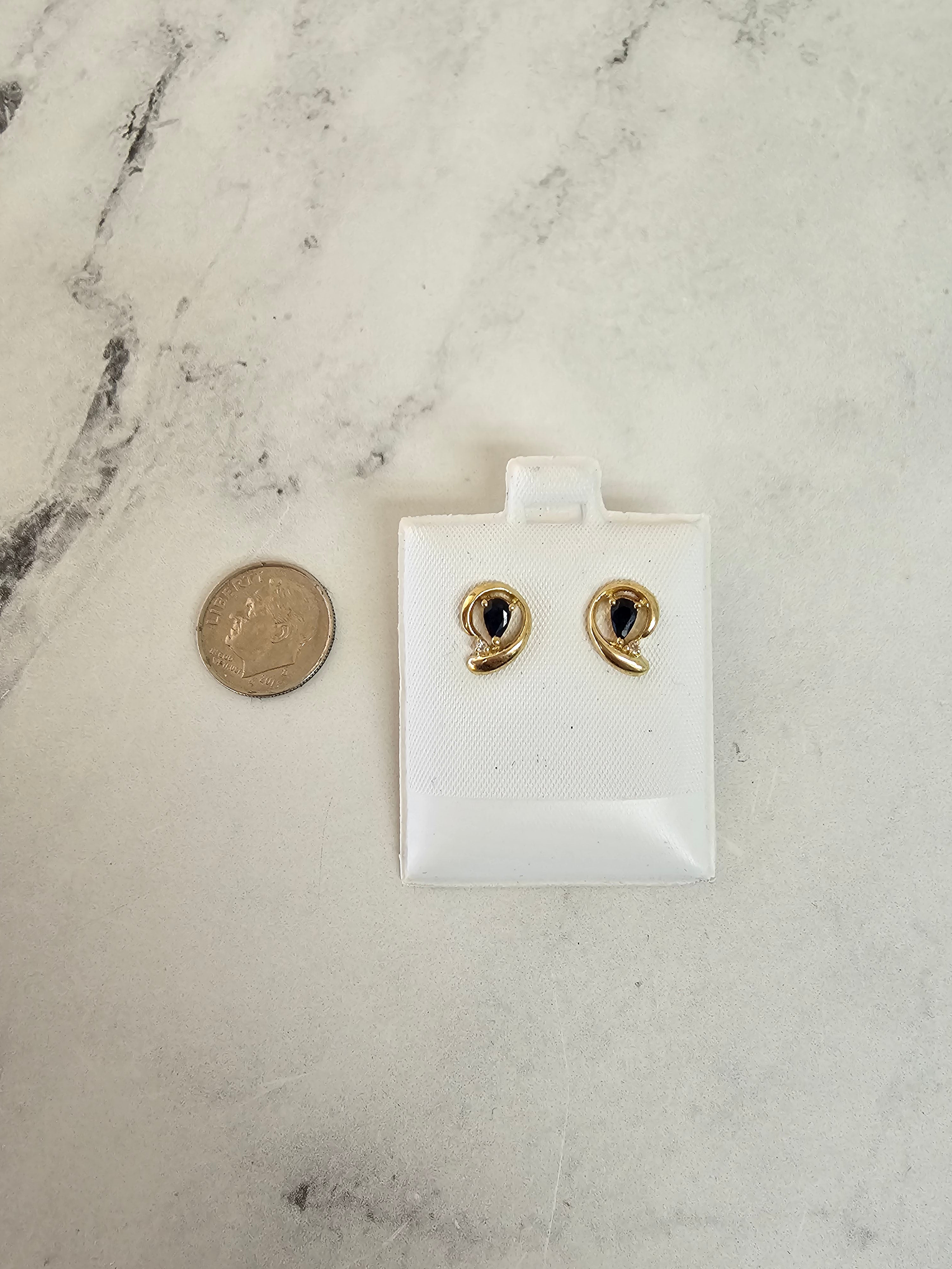 Pendientes de zafiro en forma de pera con detalles dorados en oro amarillo de 14 k