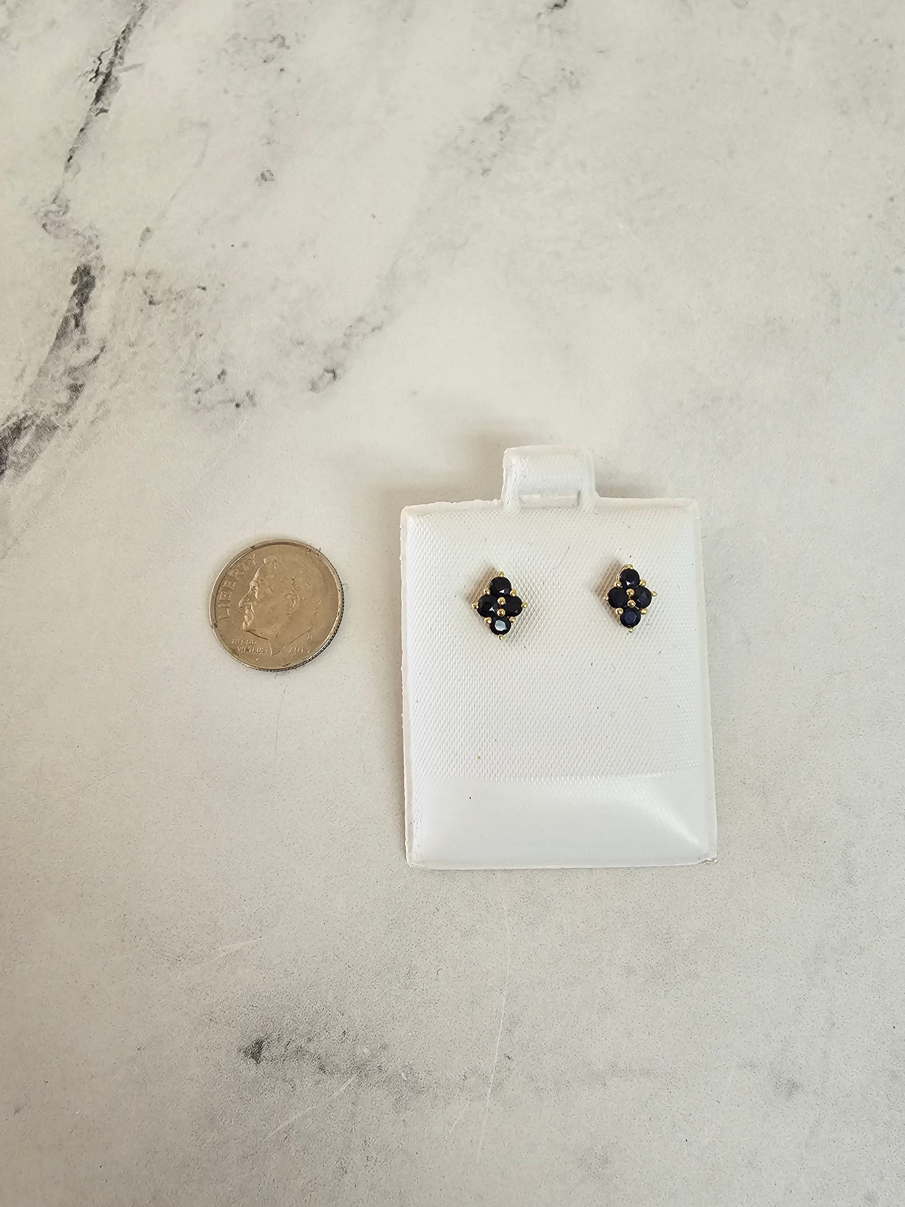 Pendientes de zafiro en forma de lágrima con detalle de diamante en oro amarillo de 14 quilates