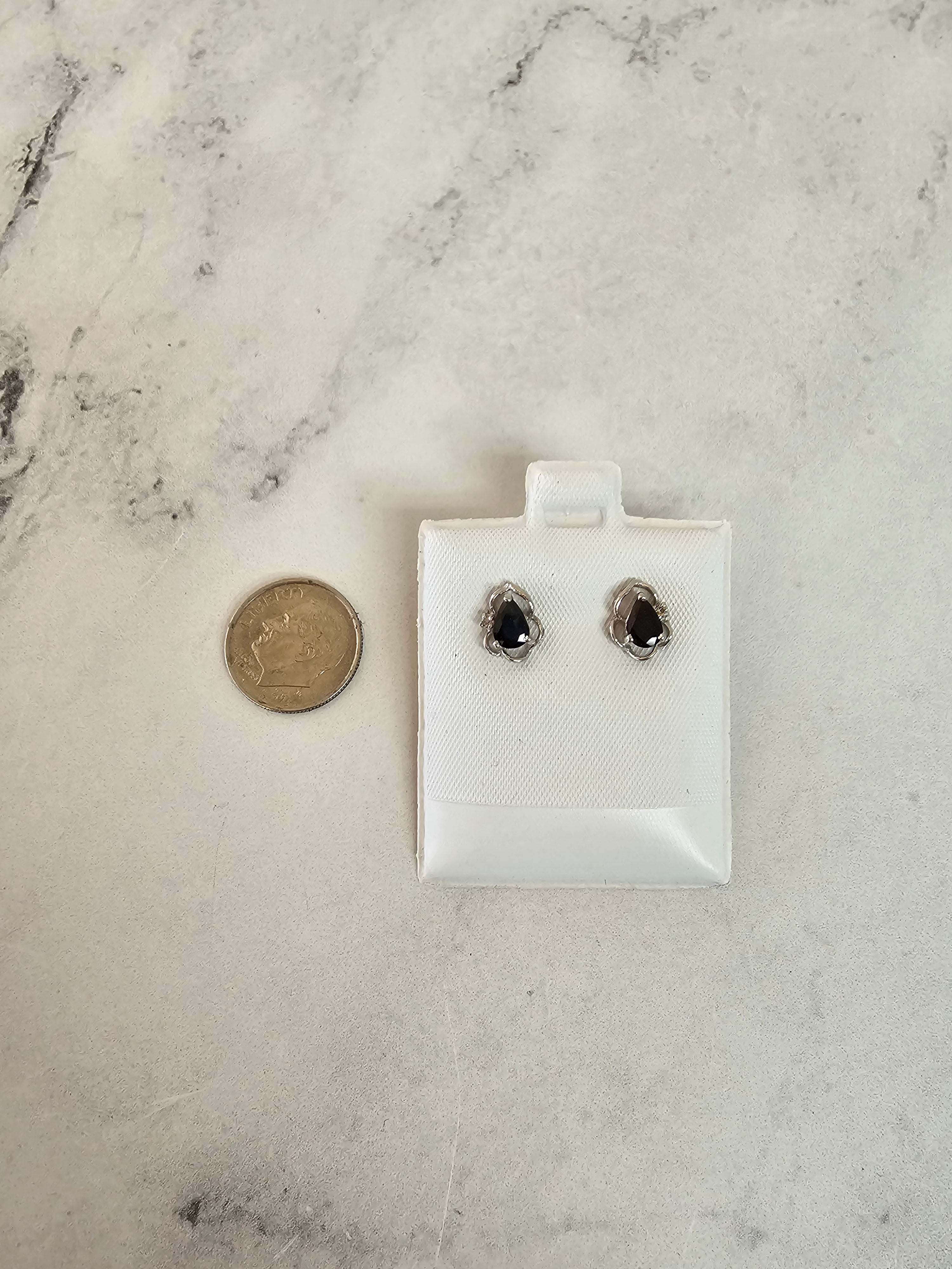 Pendientes de oro blanco de 14 k con zafiro en forma de pera y detalle de diamantes