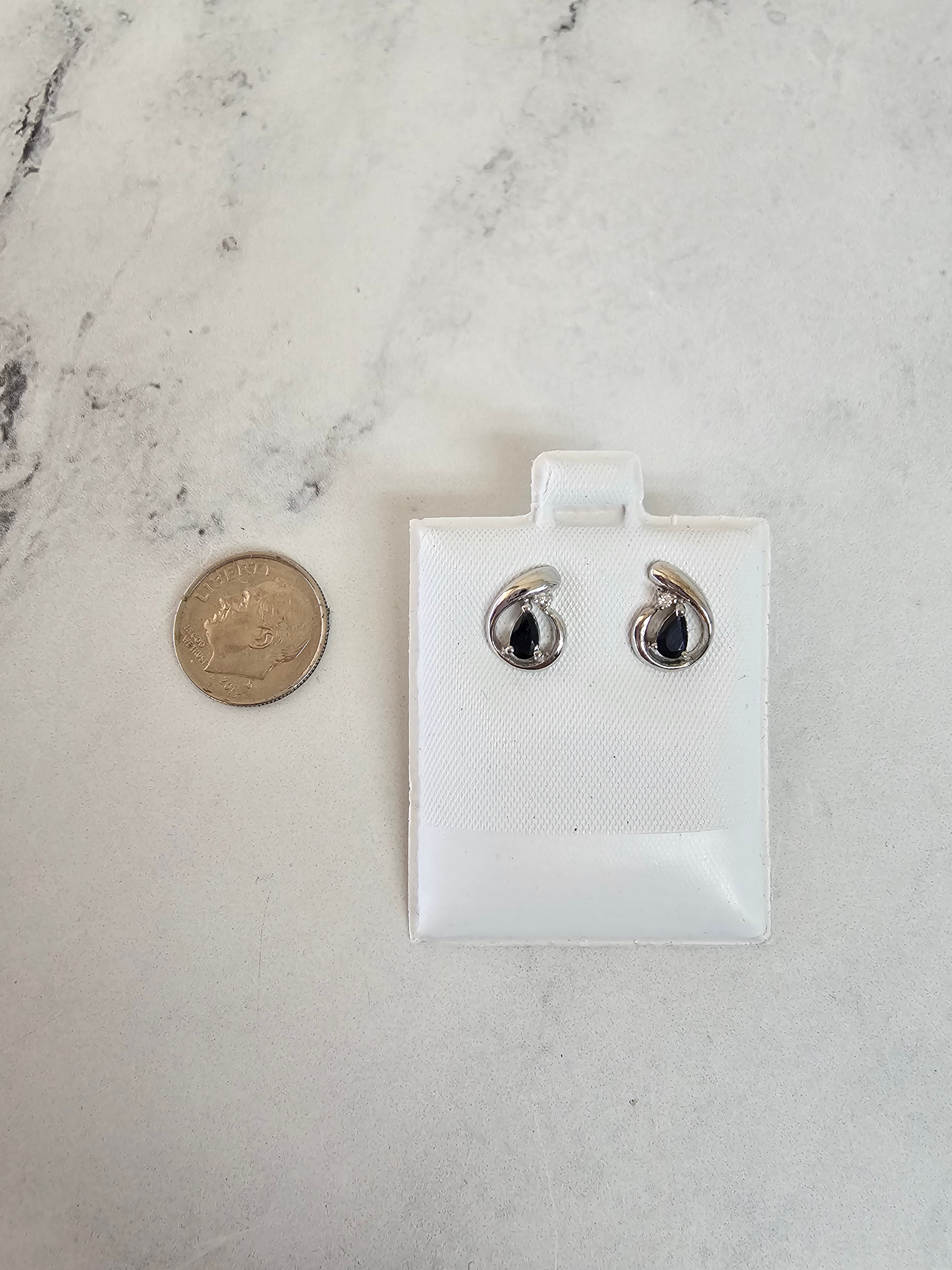 Clous d'oreilles en forme de goutte d'eau avec accent de diamant en or blanc 14 carats