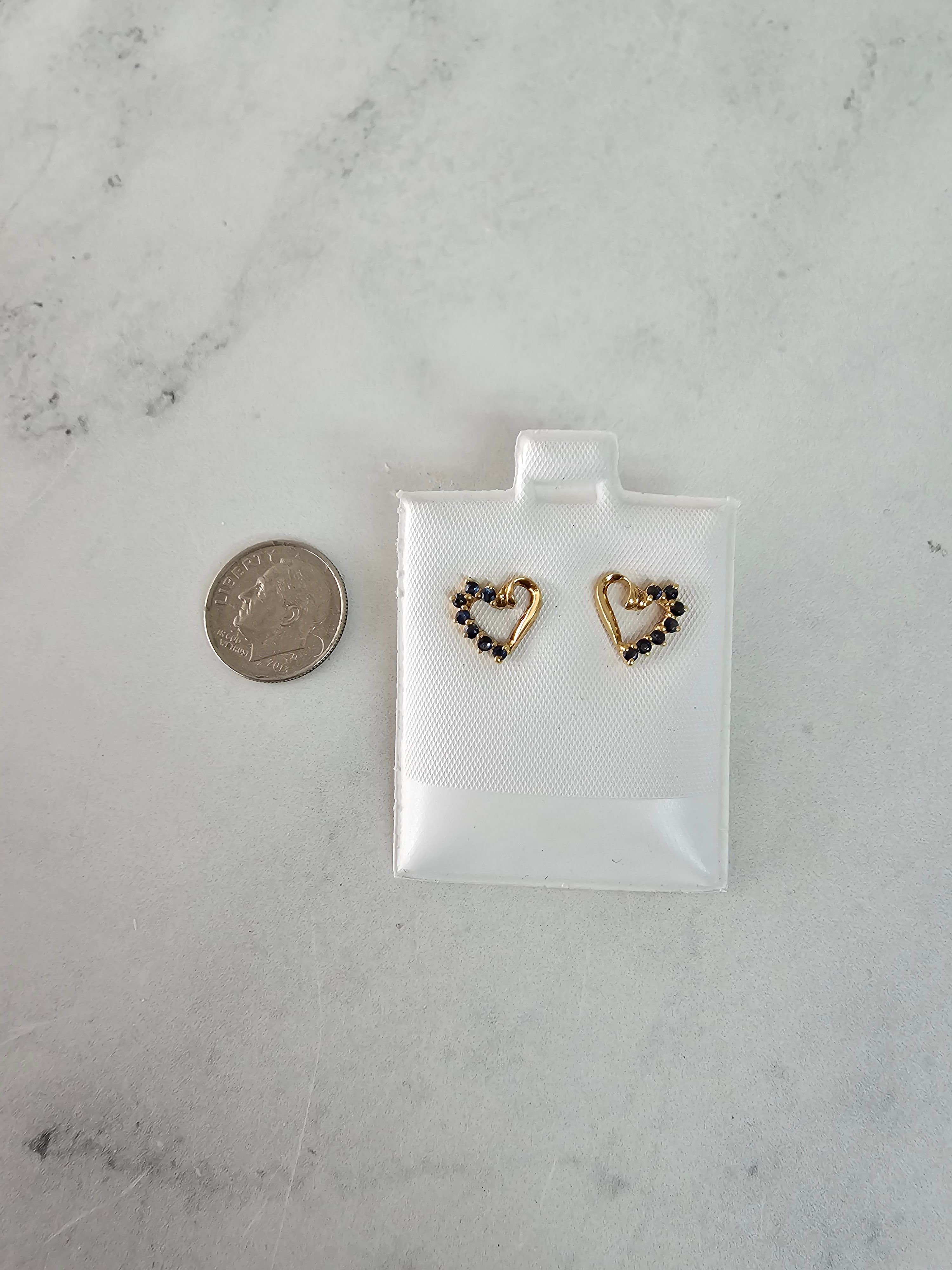 Delicados pendientes de zafiro en forma de corazón en oro amarillo de 14 k