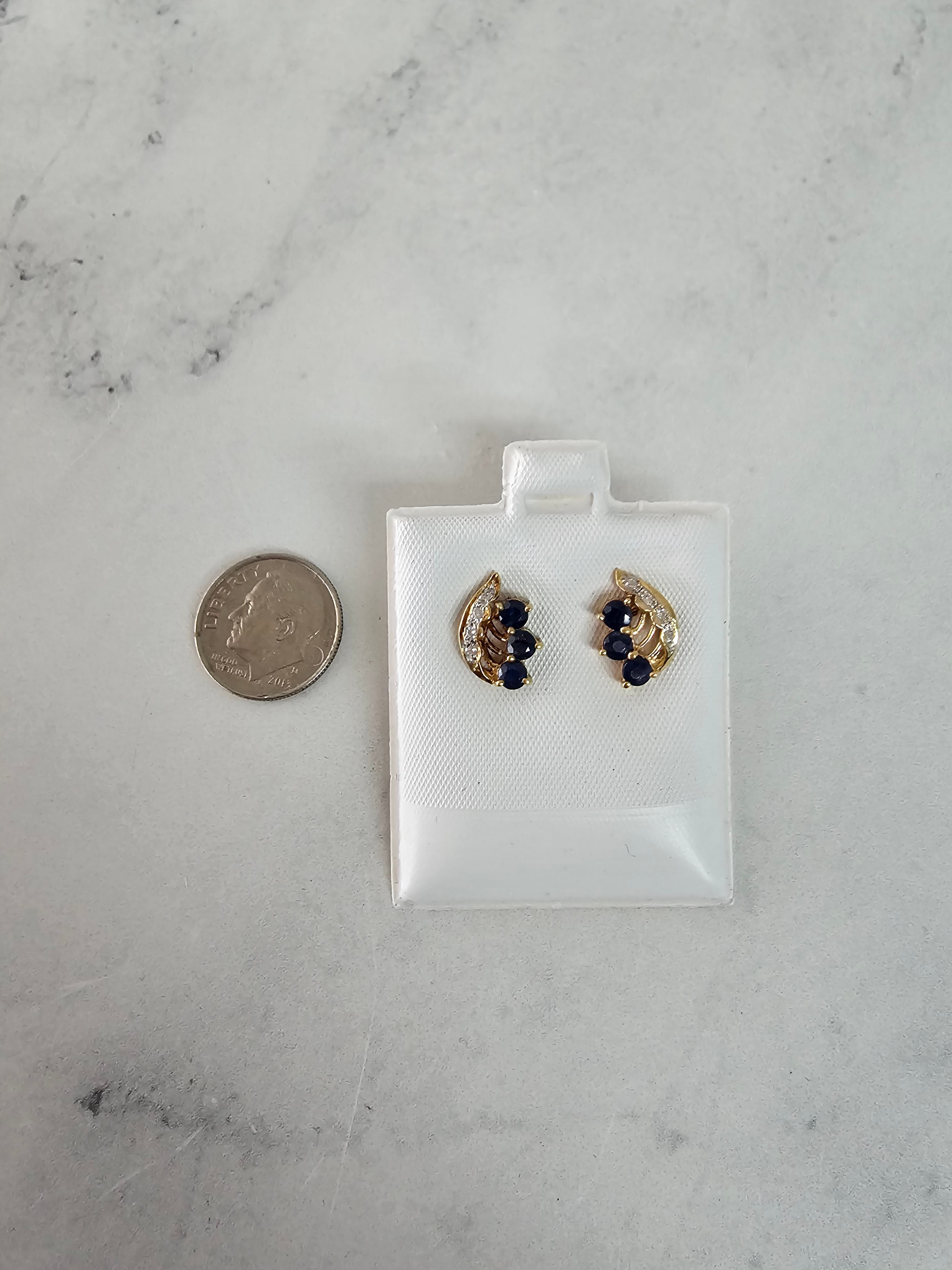 Pendientes estilo ala de zafiro con detalle de diamante en oro amarillo de 14 k