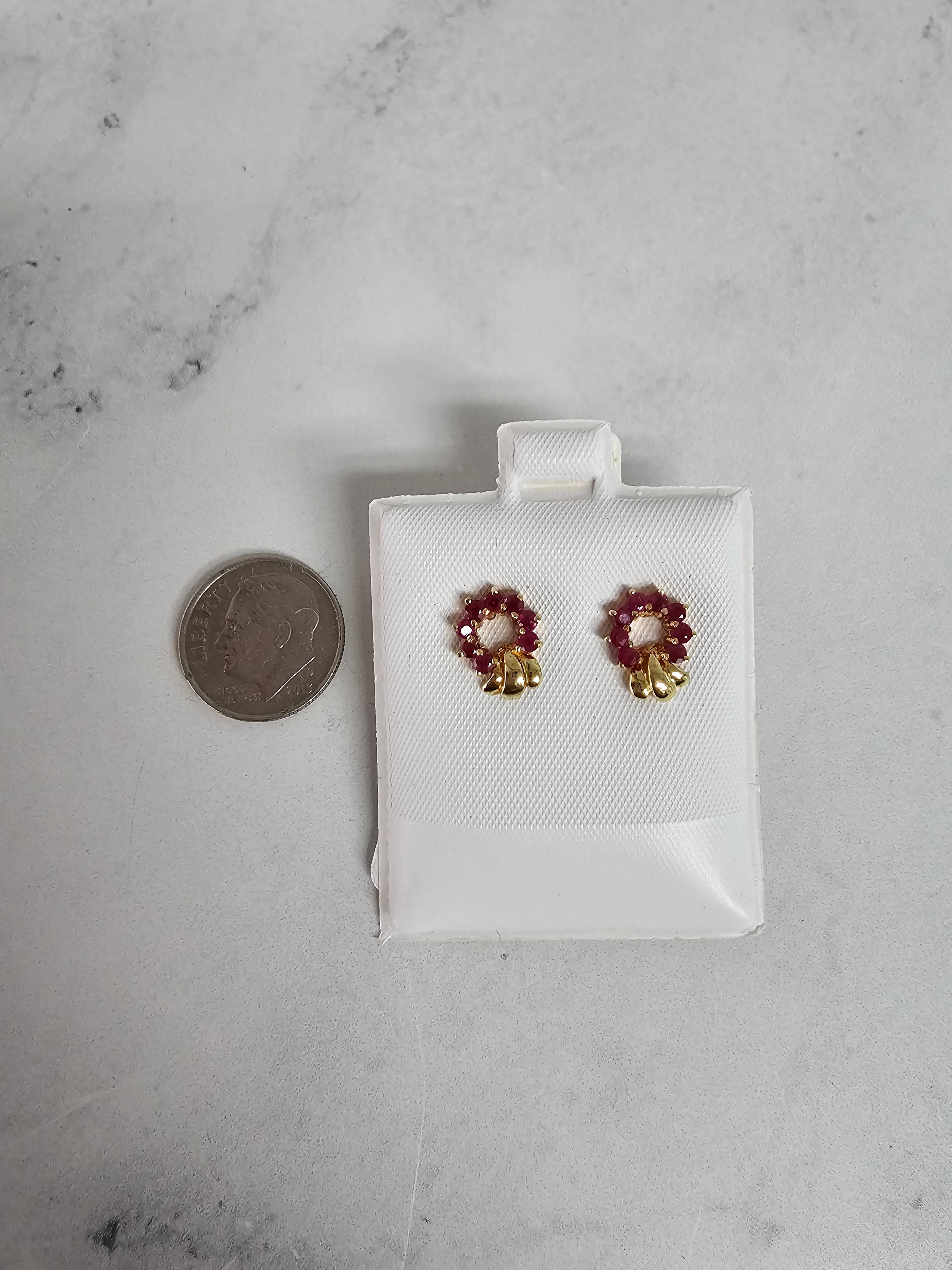 Pendientes estilo corona de rubíes en oro amarillo de 14 k