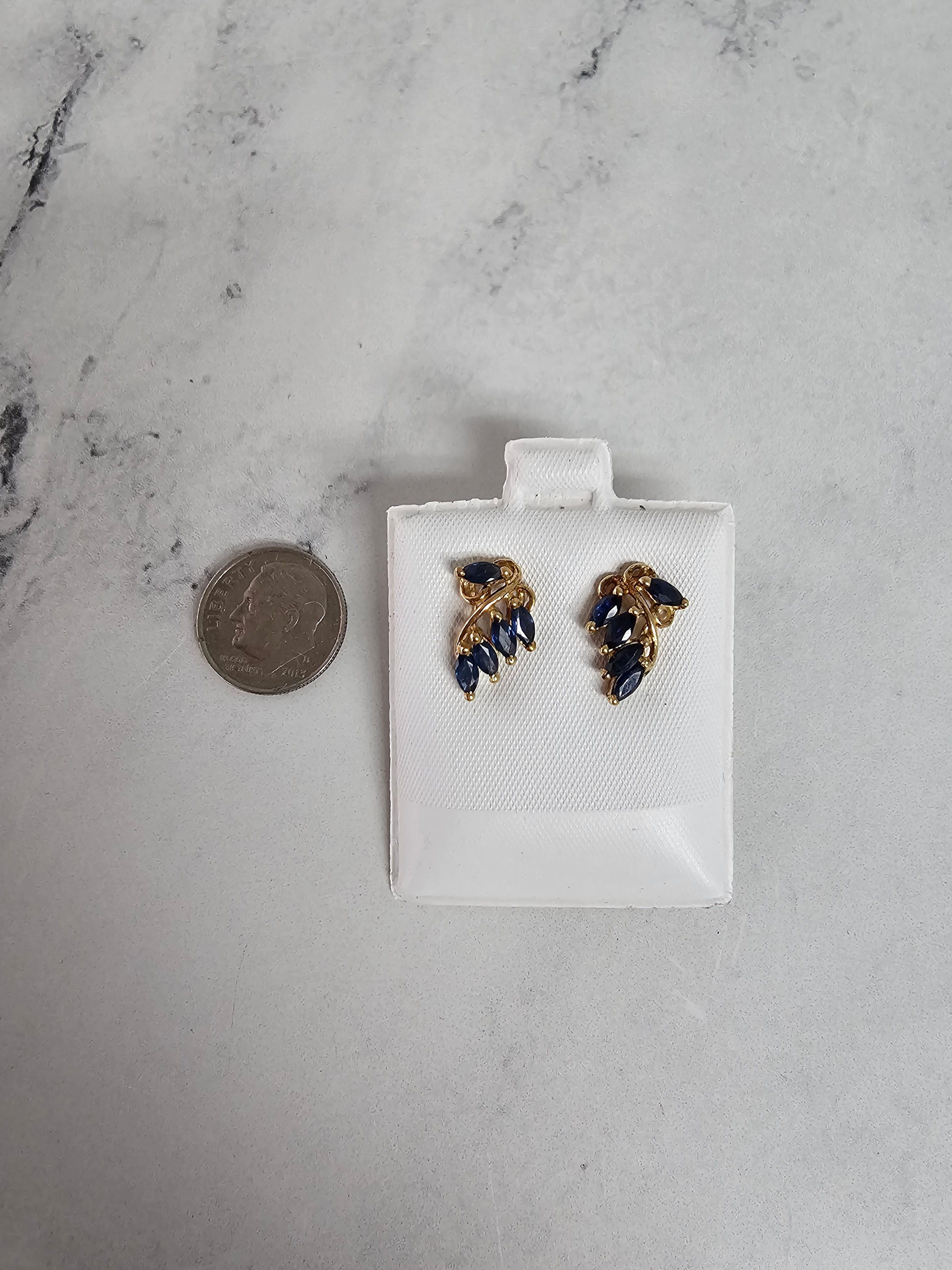 Pendientes de zafiro marquesa con detalles dorados
