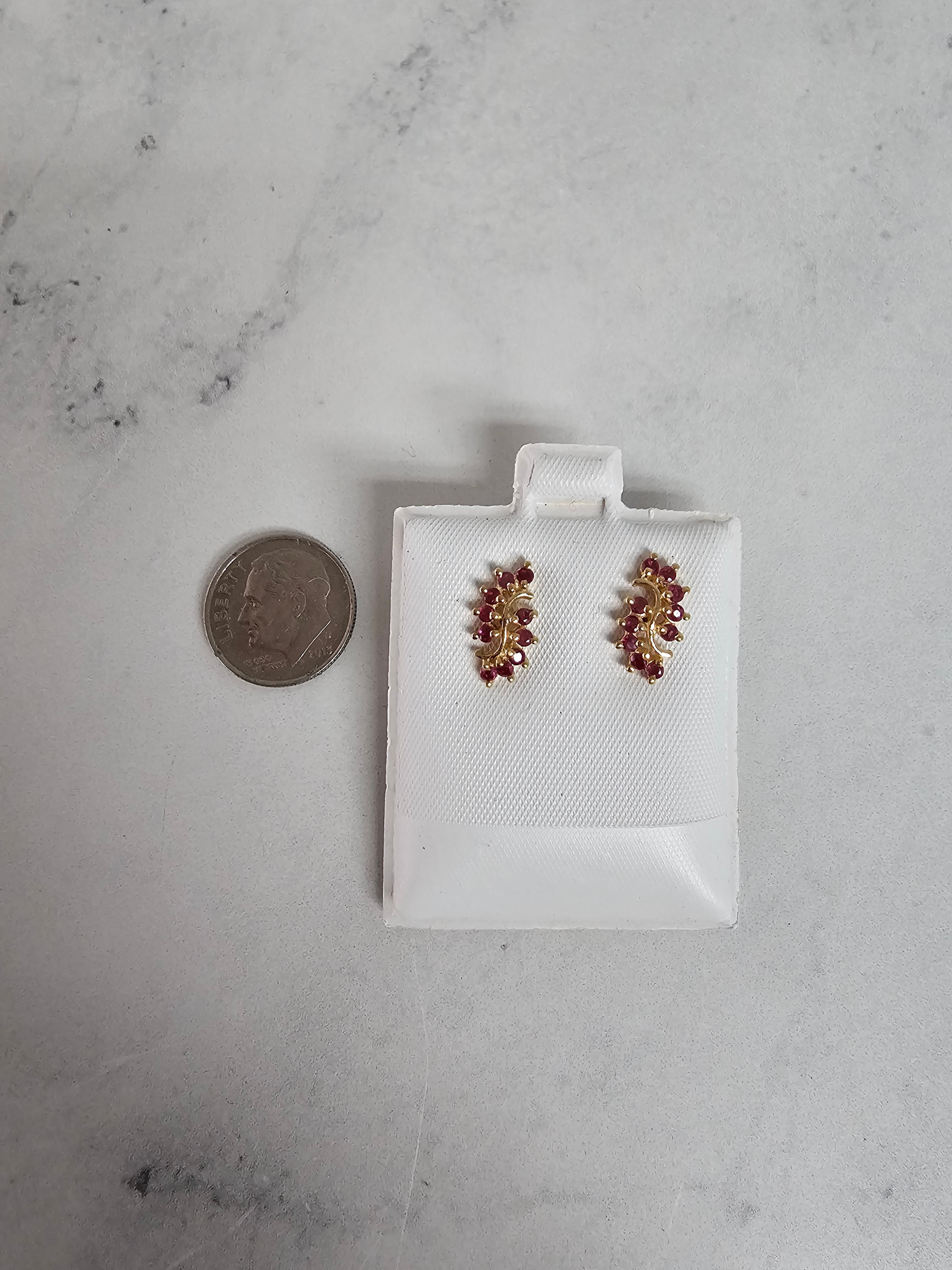 Pendientes de rubí en espiral con montura de oro amarillo de 14 k