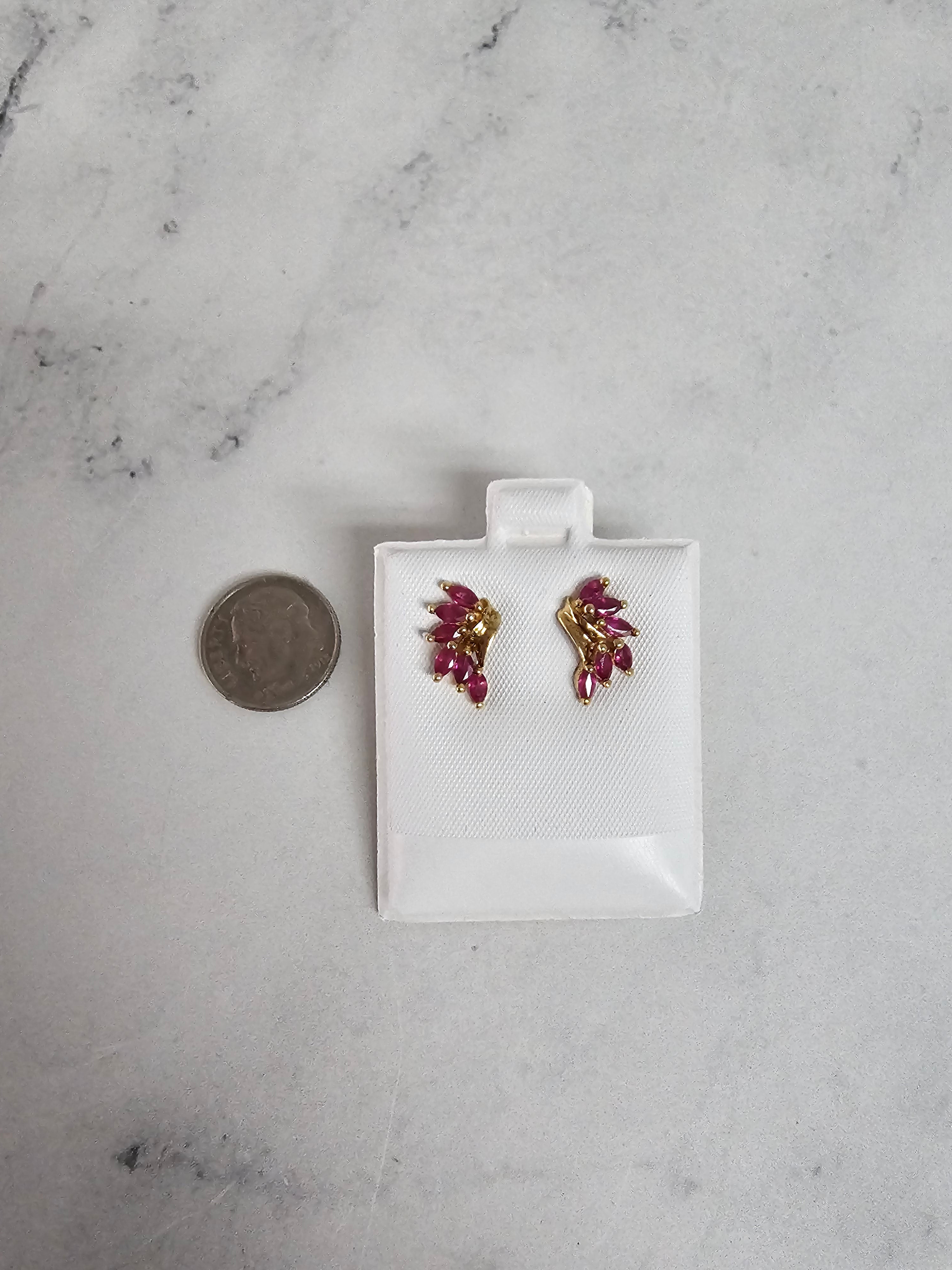Pendientes de oro amarillo de 14 k con racimo de rubíes y marquesa