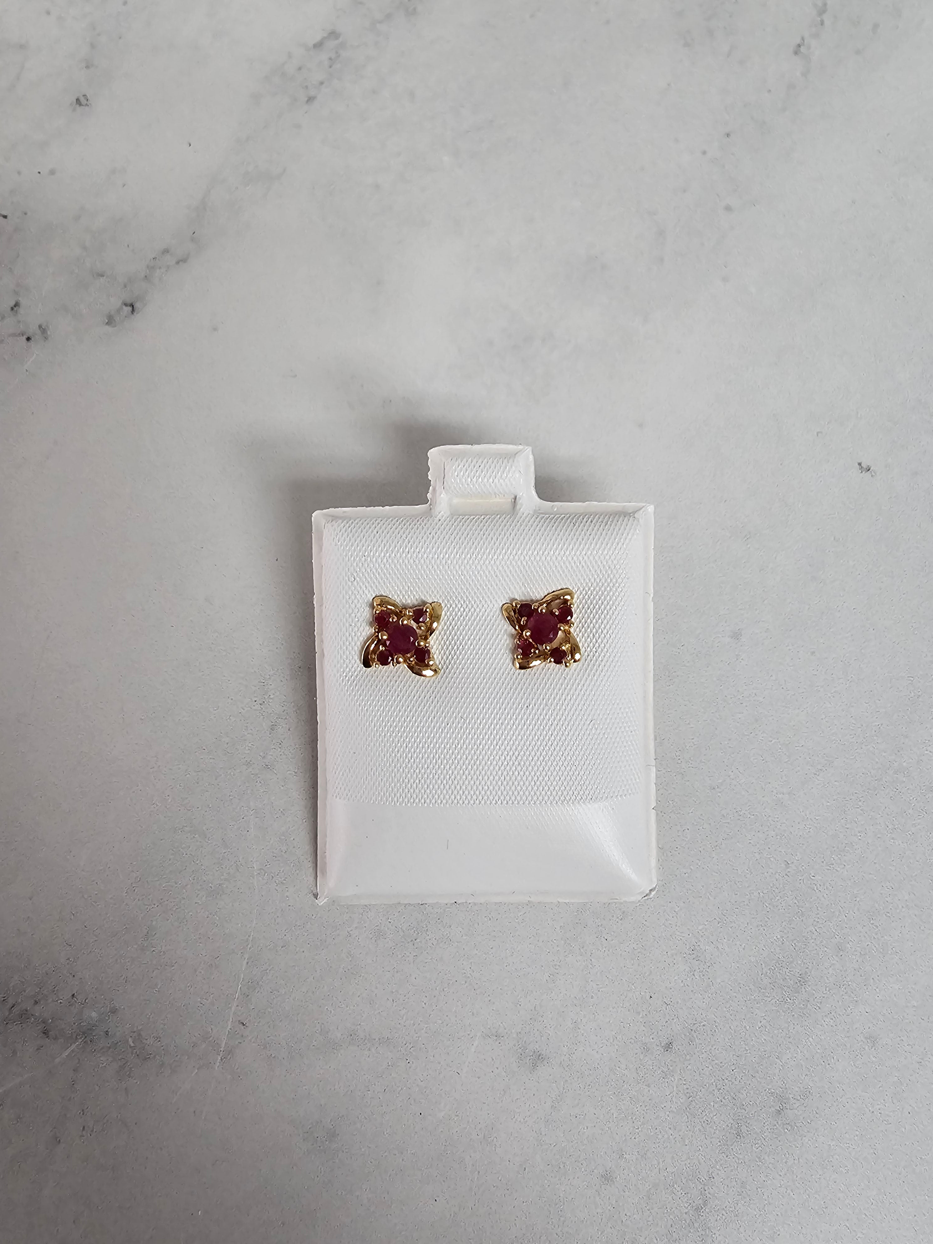 Pendientes de oro de 14 k con racimo de rubíes y marquesa