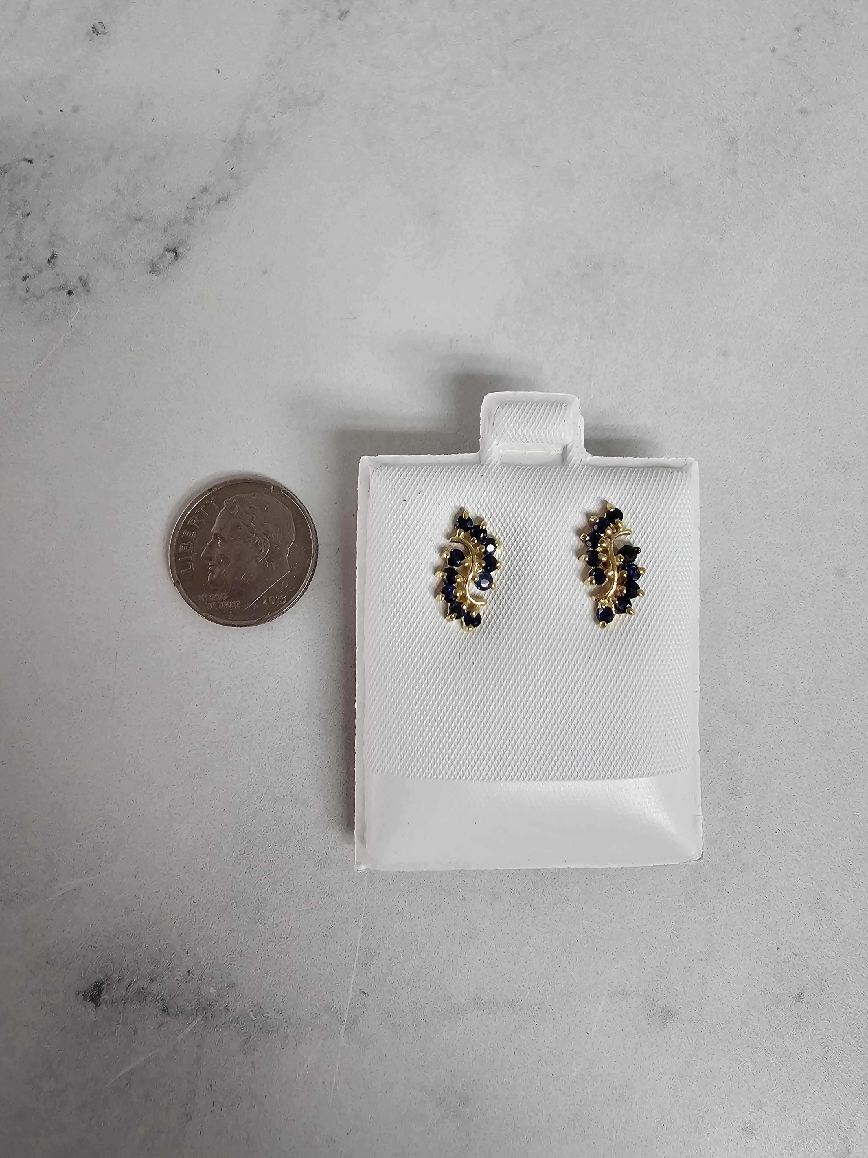 Boucles d'oreilles en saphir tourbillonnant avec monture en or jaune 14 carats