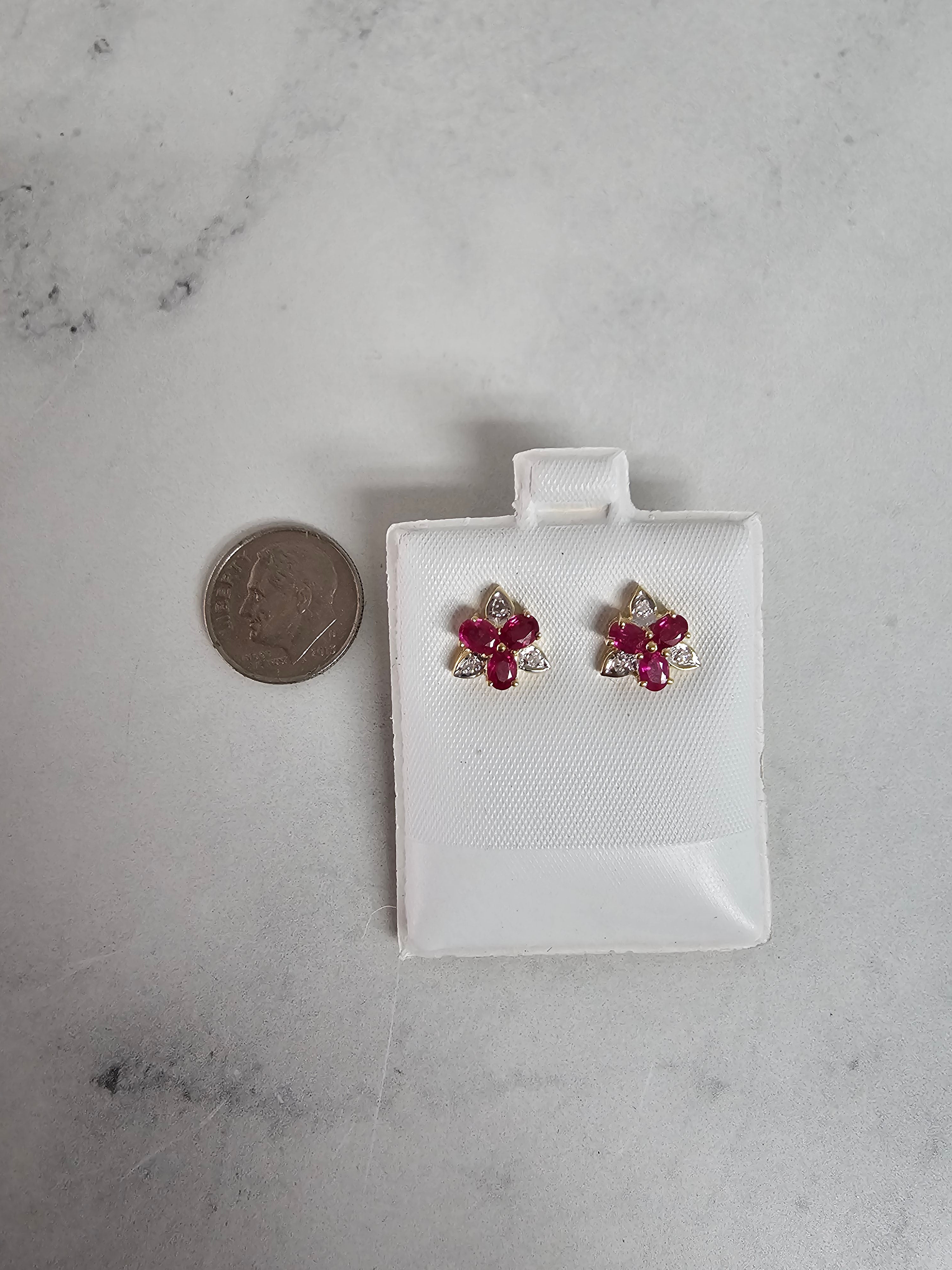 Pendientes con forma de flor de diamante y rubí pavé