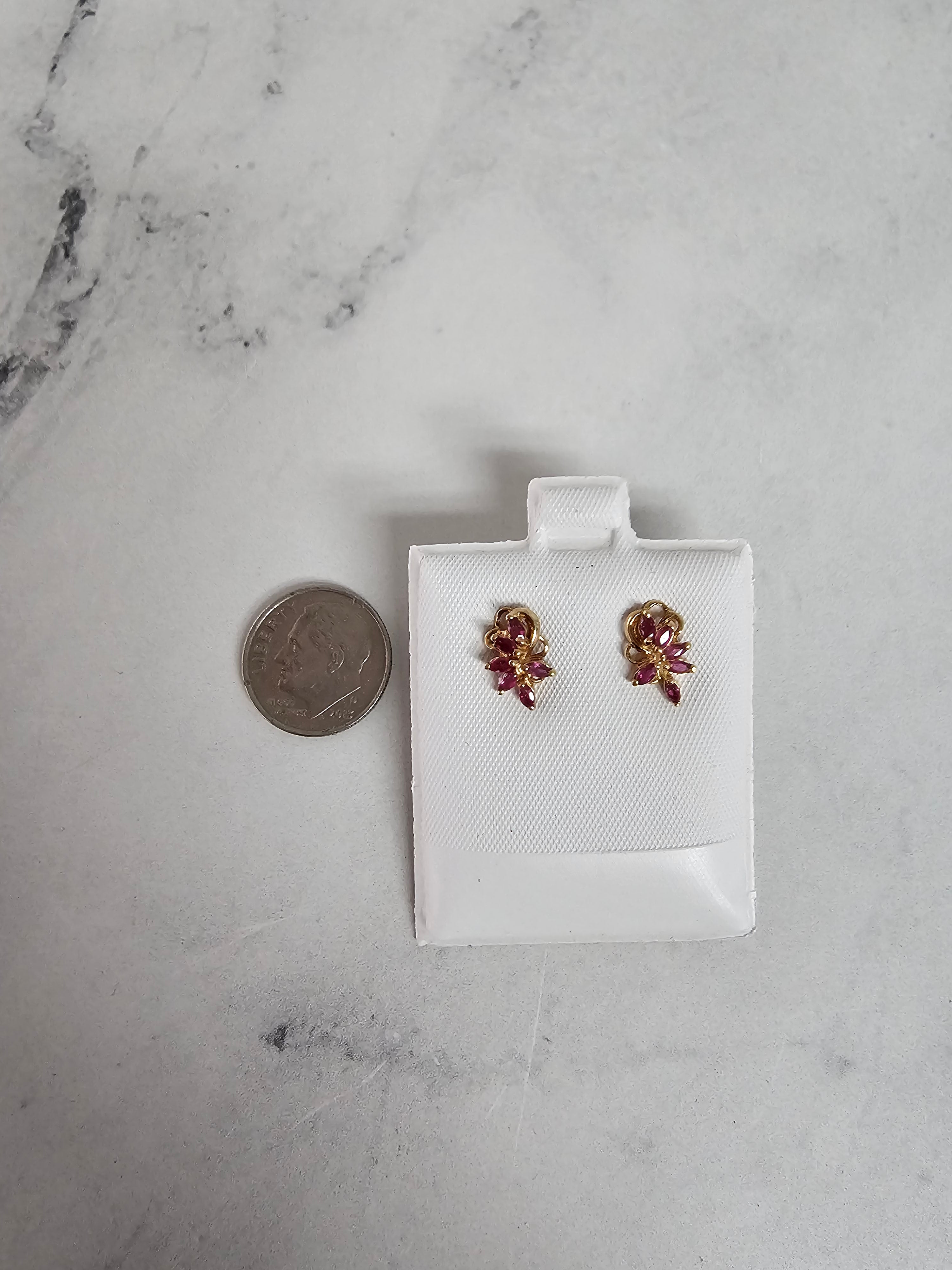 Pendientes pequeños con racimo de rubíes marquesa en oro amarillo
