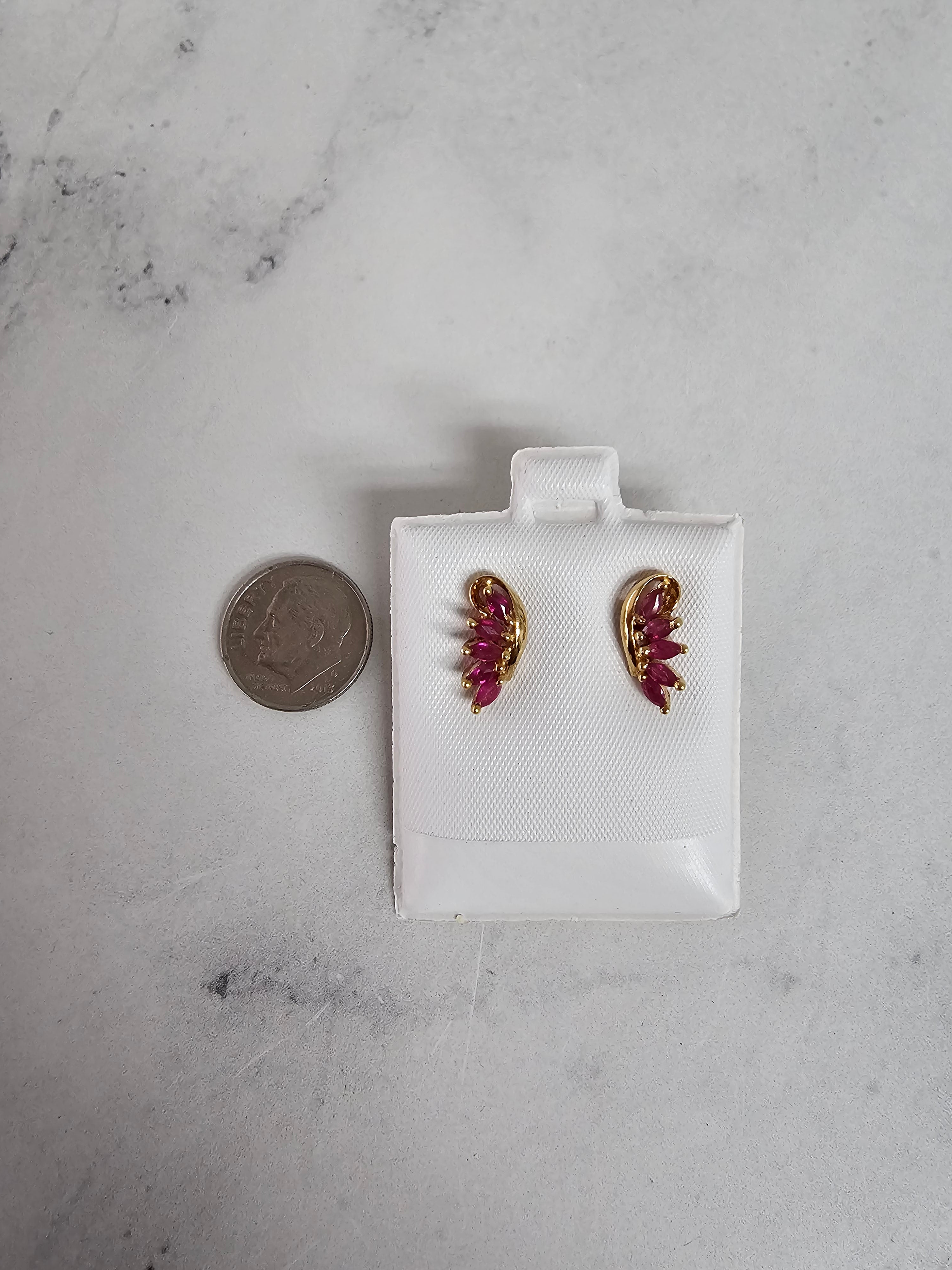 Pendientes de ala con forma de marquesa y rubí en oro amarillo de 14 k