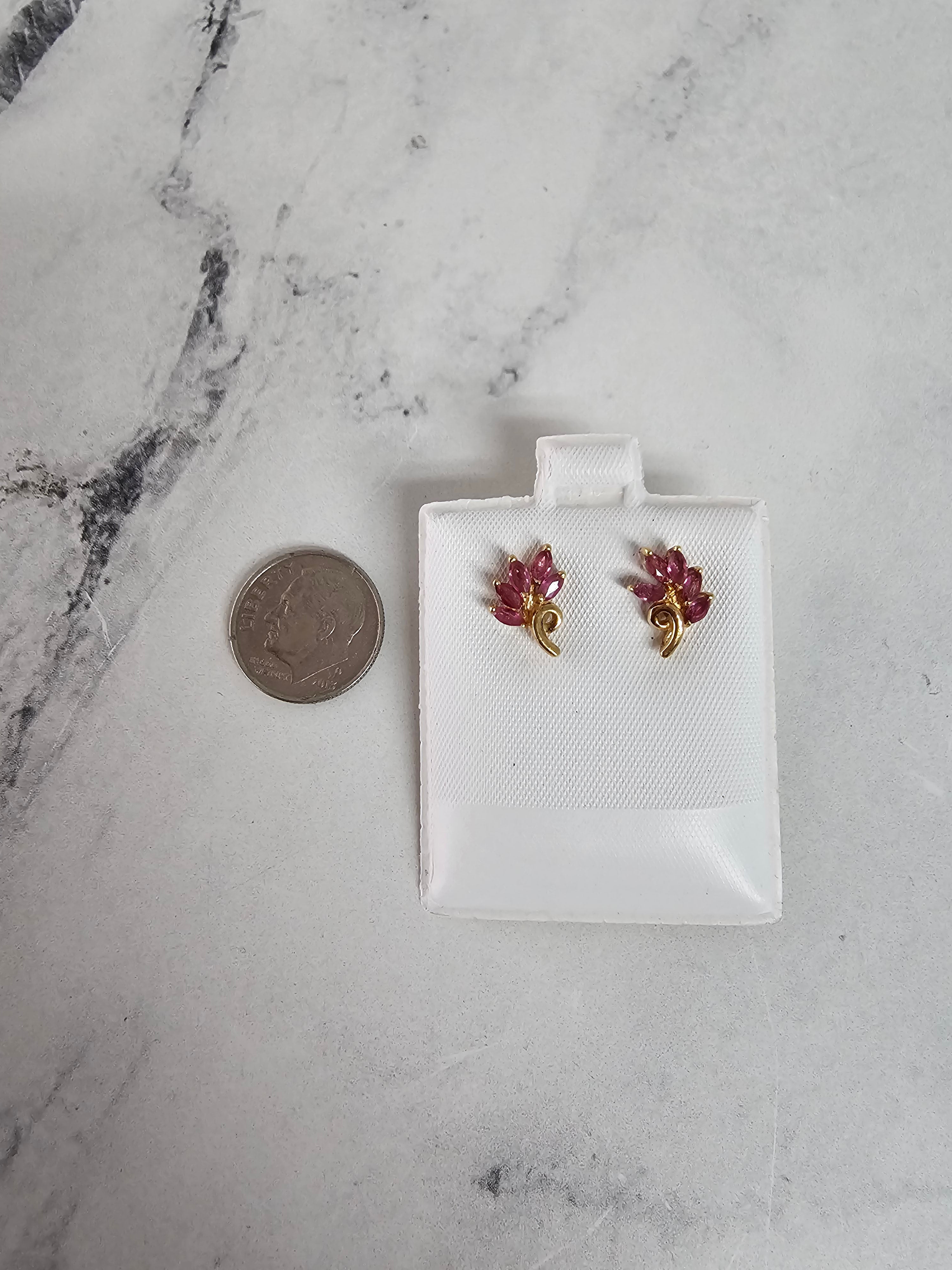 Pendientes estilo hoja marquesa con rubí en oro amarillo de 14 k