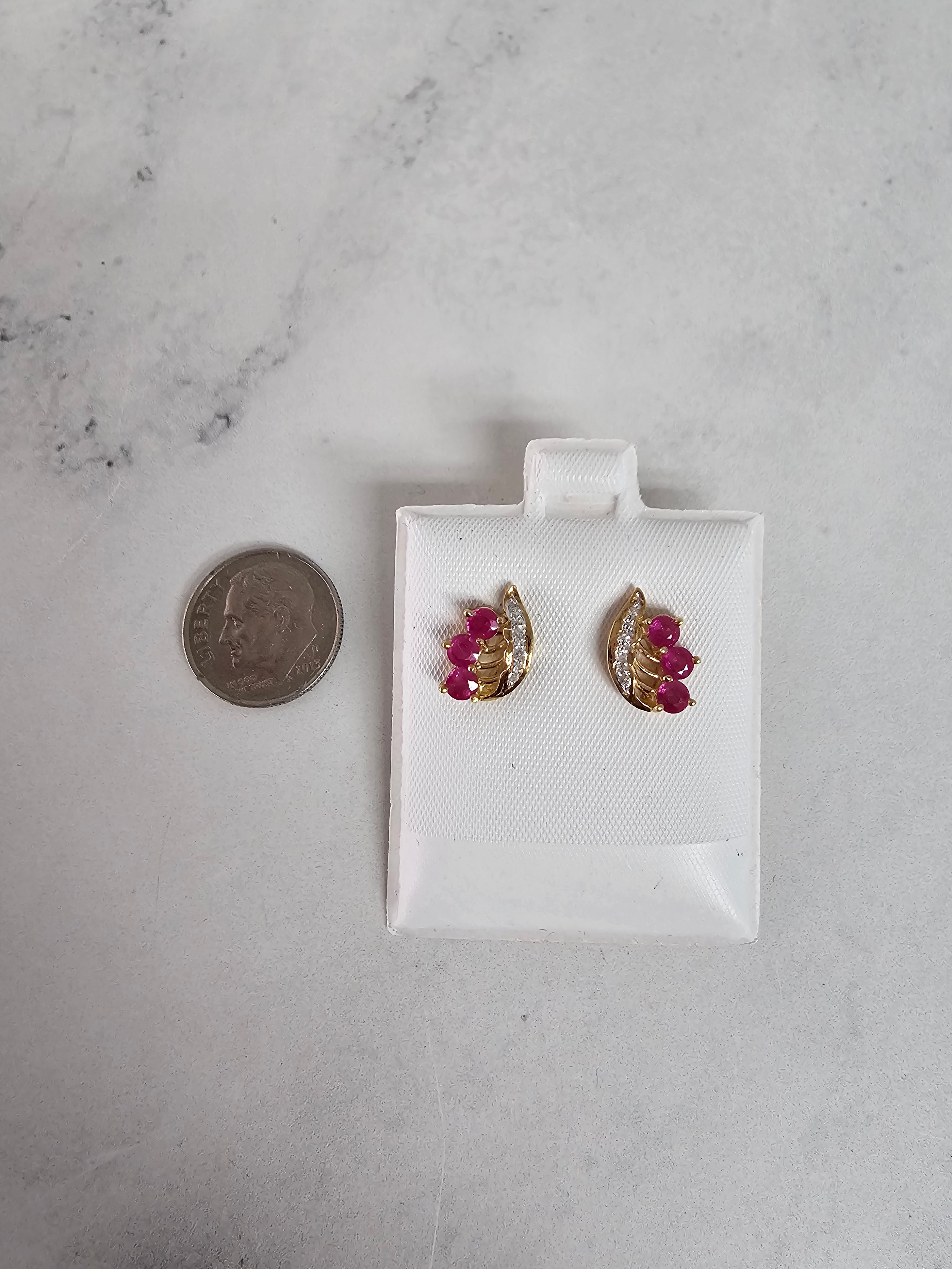 Pendientes estilo ala de rubí con detalles de diamantes en oro amarillo de 14 k