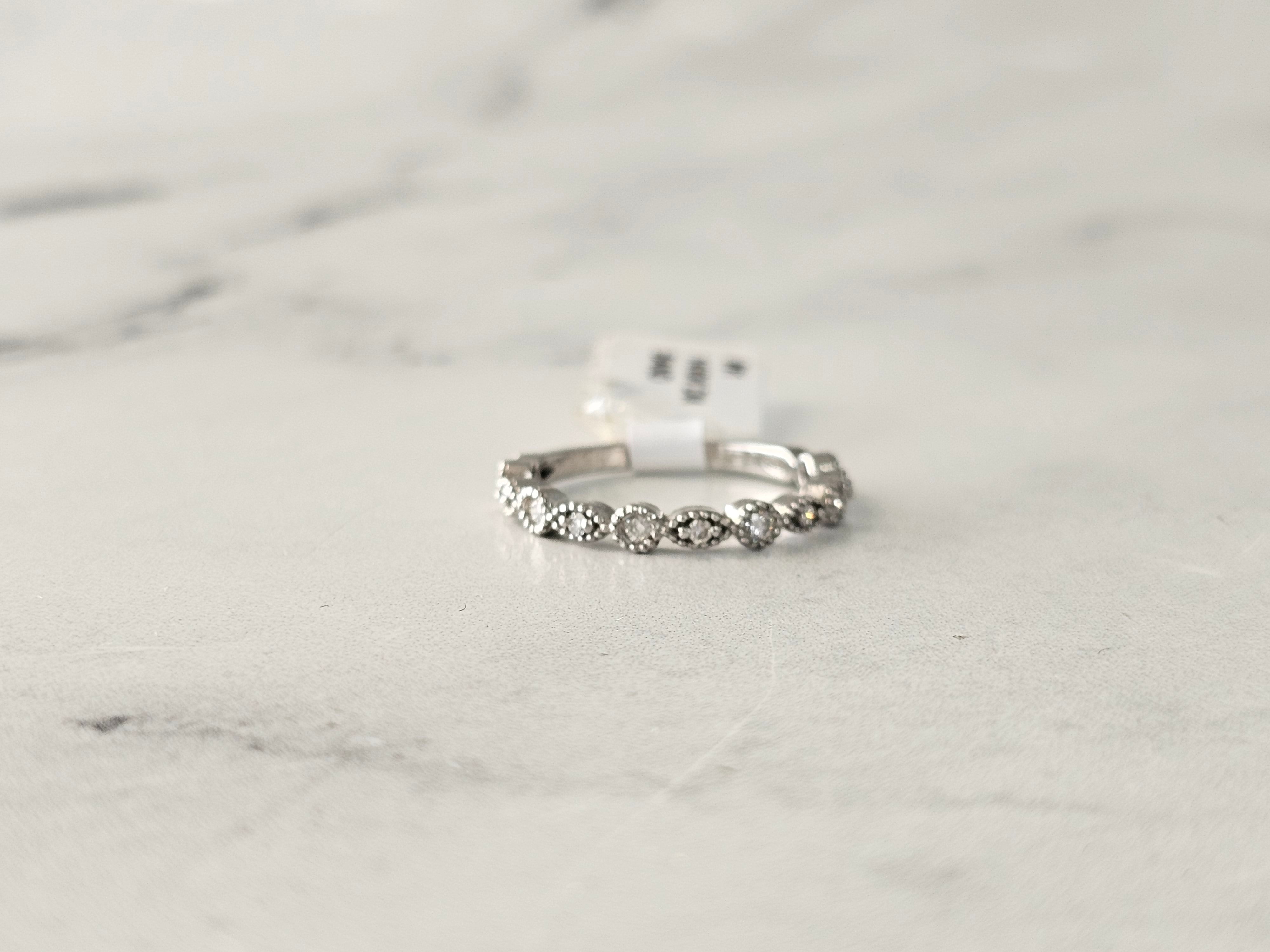 Banda apilable con diamantes engastados con cuentas de 0,30 ct en oro blanco, rosa y amarillo de 14 k