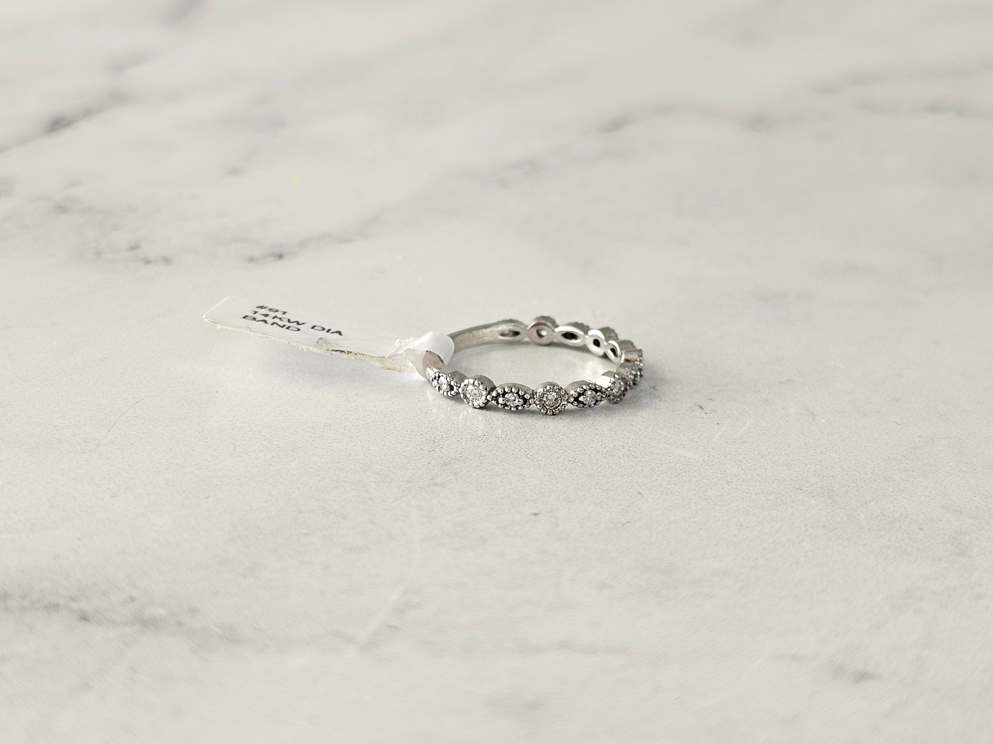 Banda apilable con diamantes engastados con cuentas de 0,30 ct en oro blanco, rosa y amarillo de 14 k