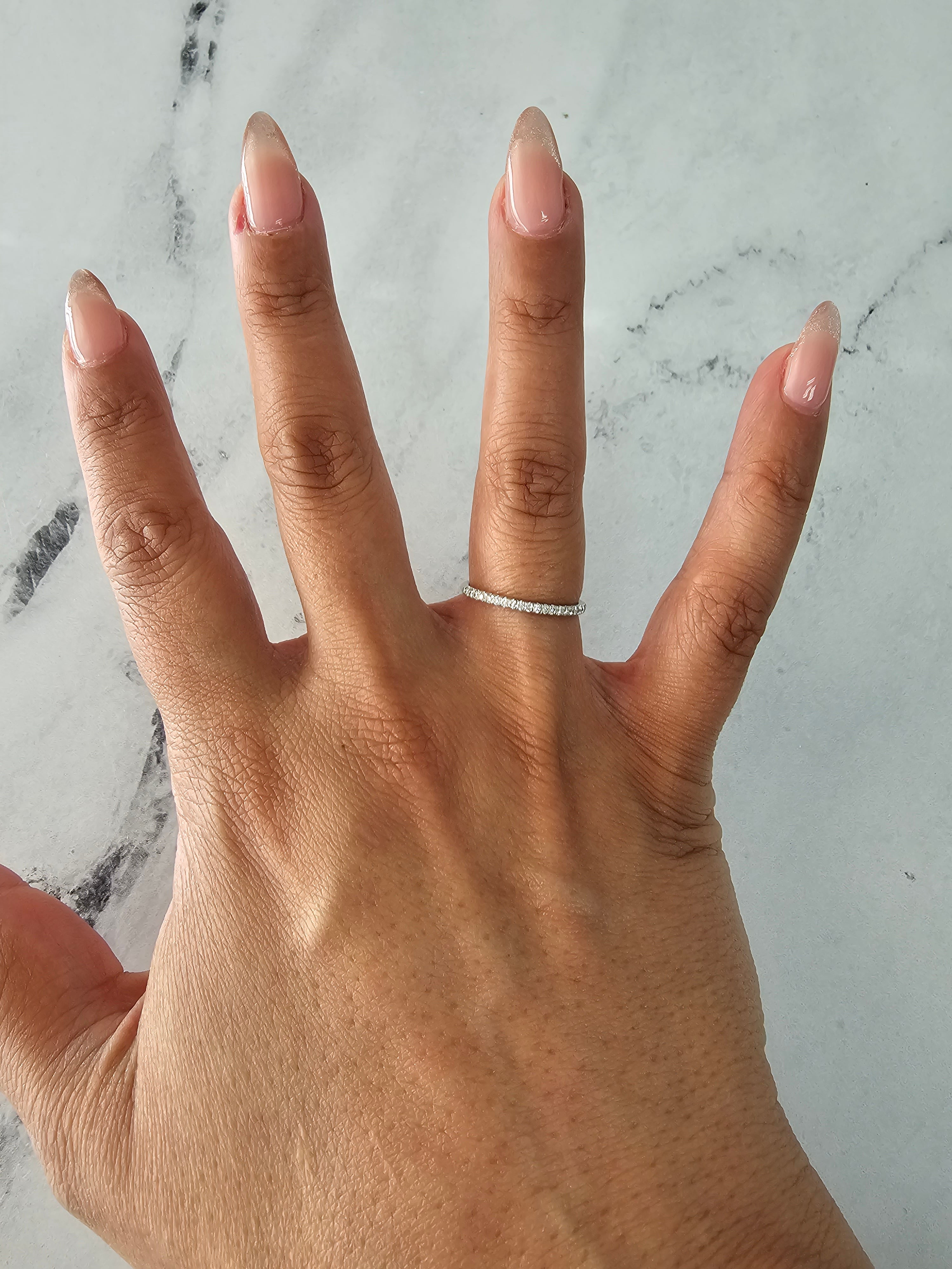 Bague délicate en or blanc 18 carats avec diamants