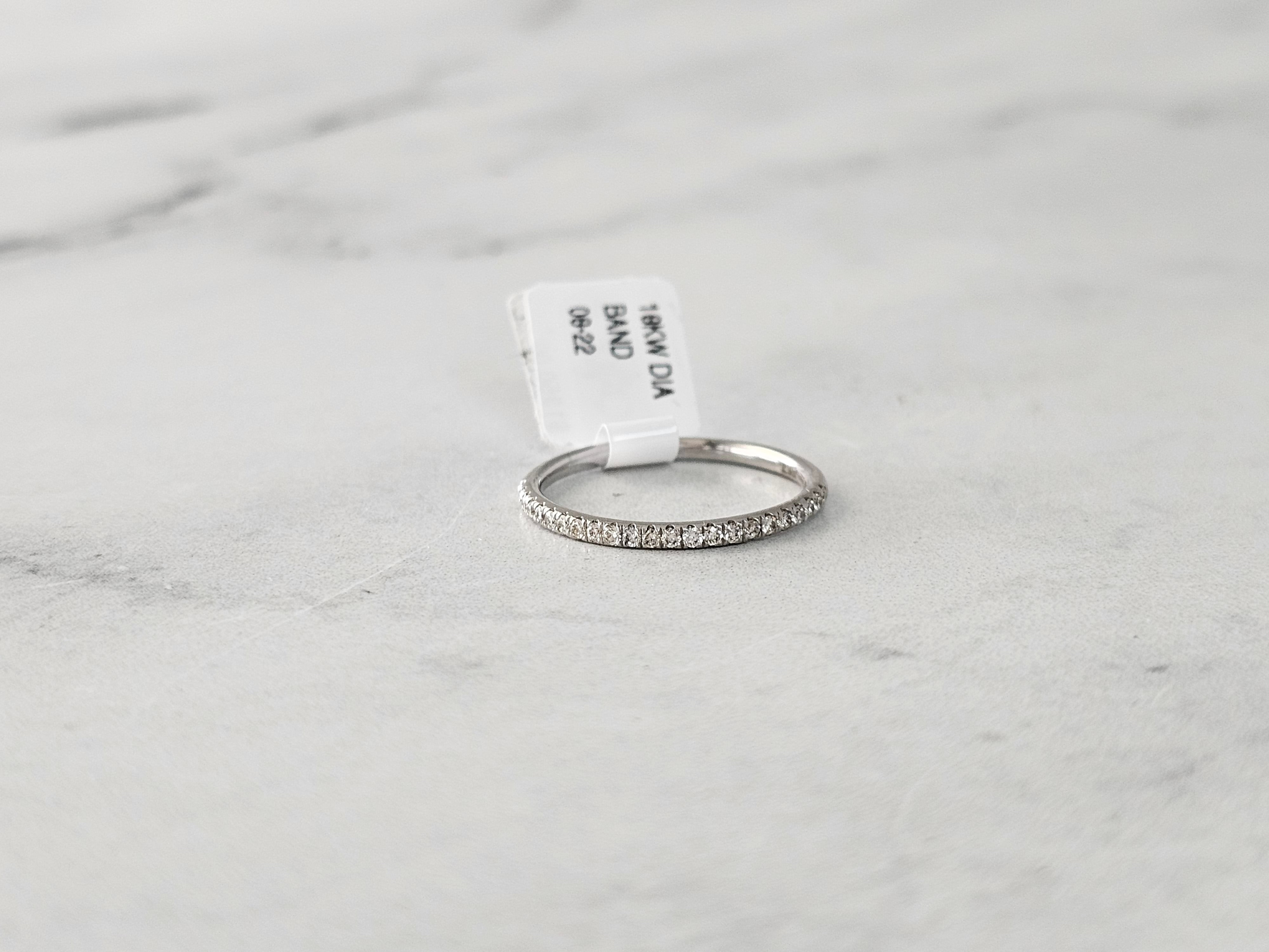 Anillo para el dedo meñique con diamantes delicados en oro blanco de 18 k