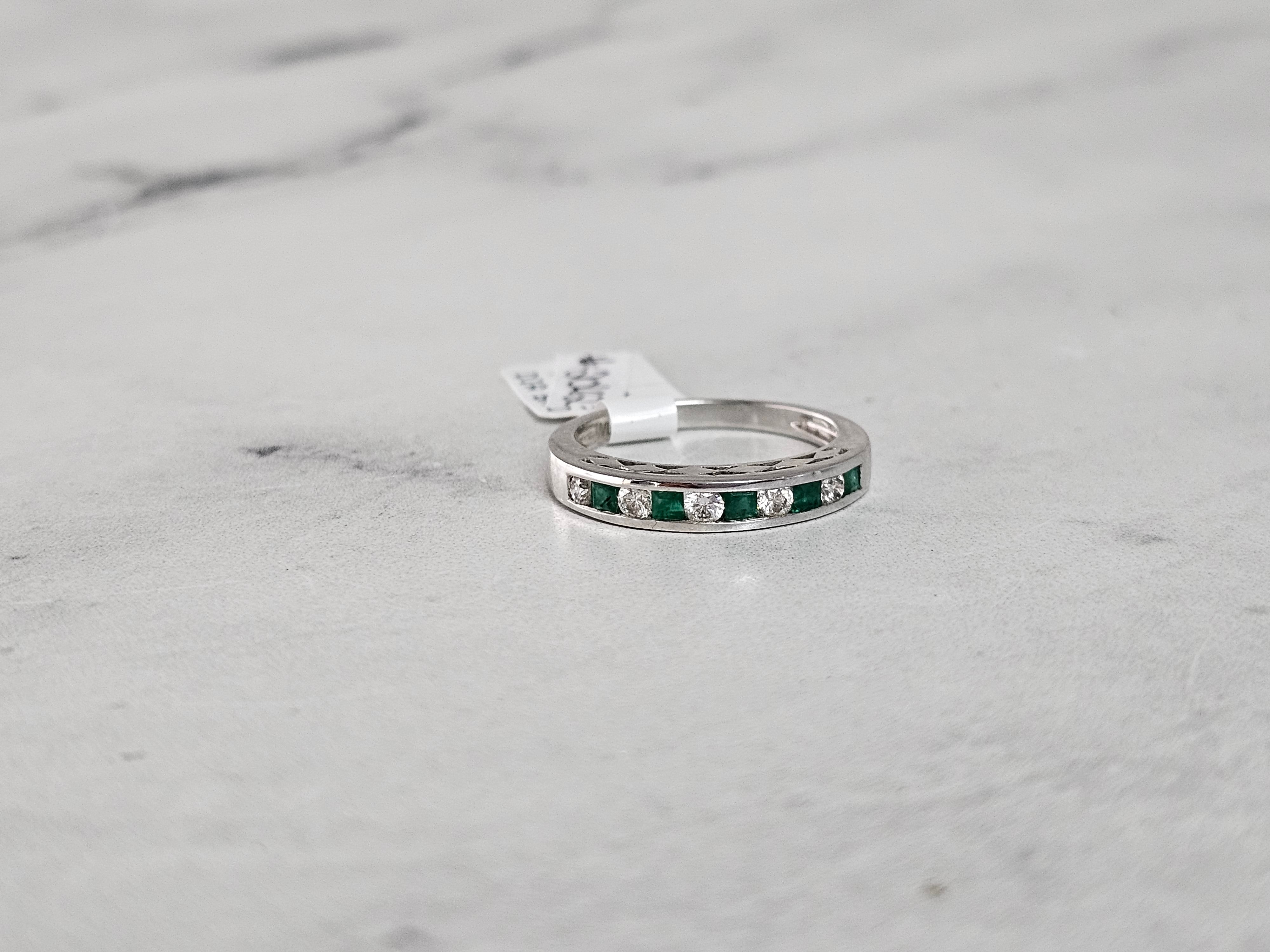 Alianza de boda con diamantes y esmeraldas en oro blanco de 14 k