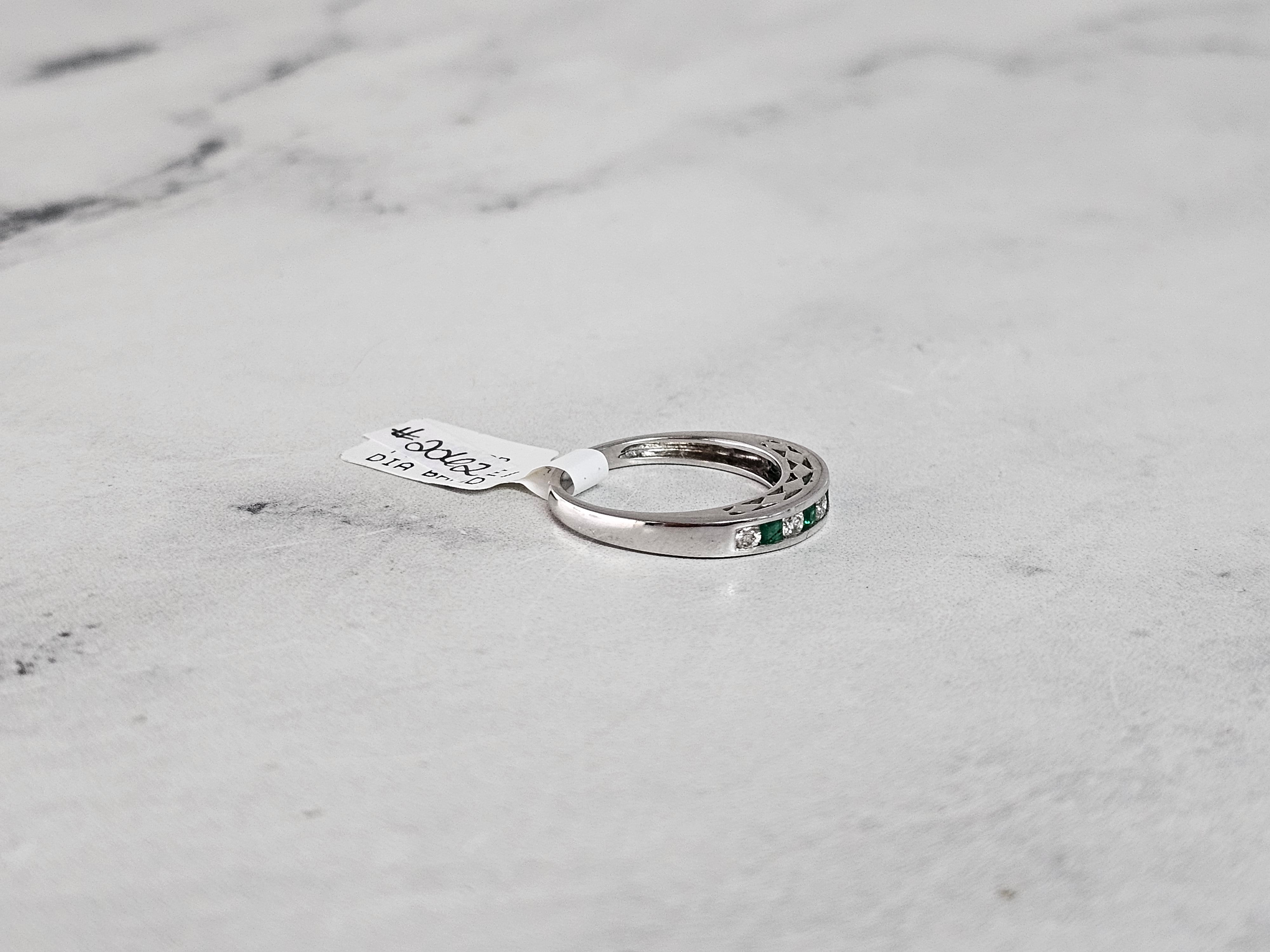 Alianza de boda con diamantes y esmeraldas en oro blanco de 14 k