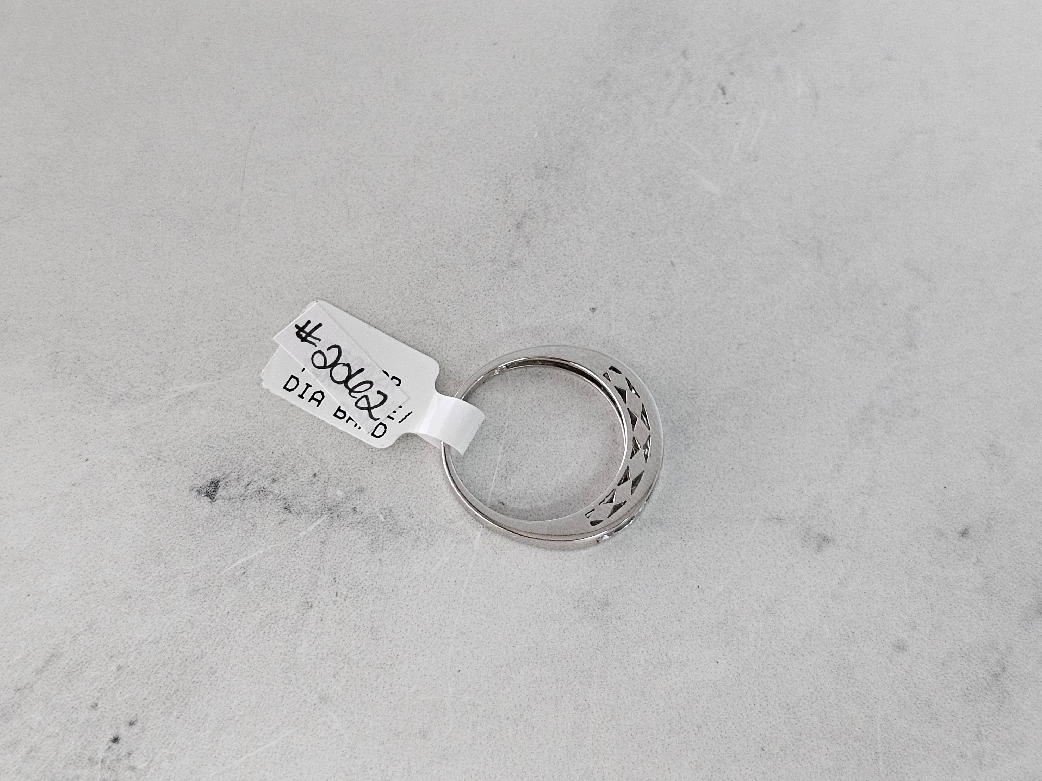 Alianza de boda con diamantes y esmeraldas en oro blanco de 14 k