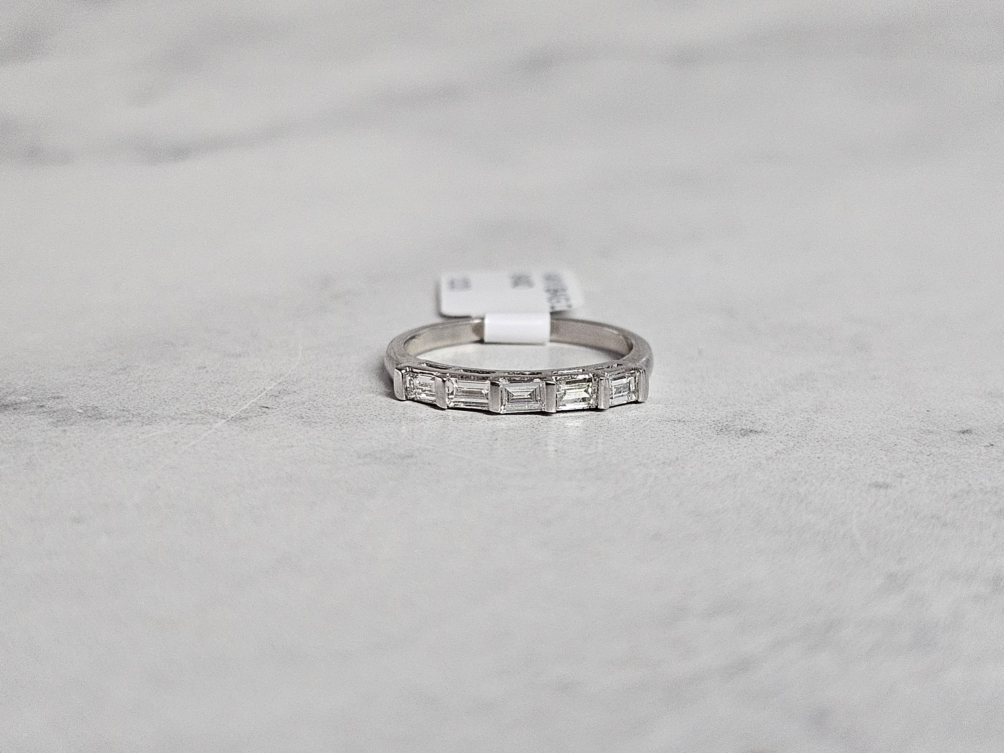 Alianza de boda con diamantes de talla baguette en oro blanco de 14 k