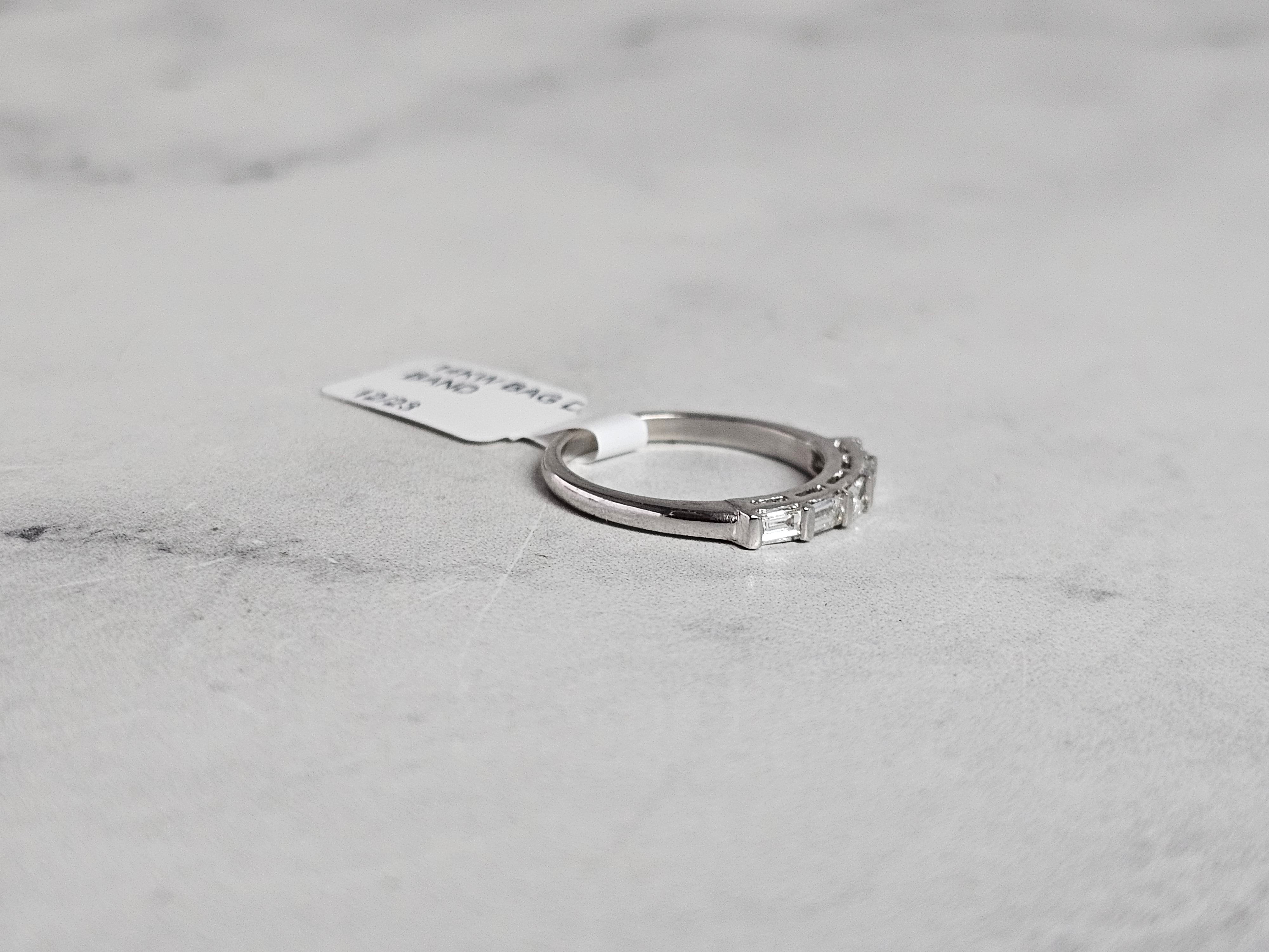Alianza de boda con diamantes de talla baguette en oro blanco de 14 k