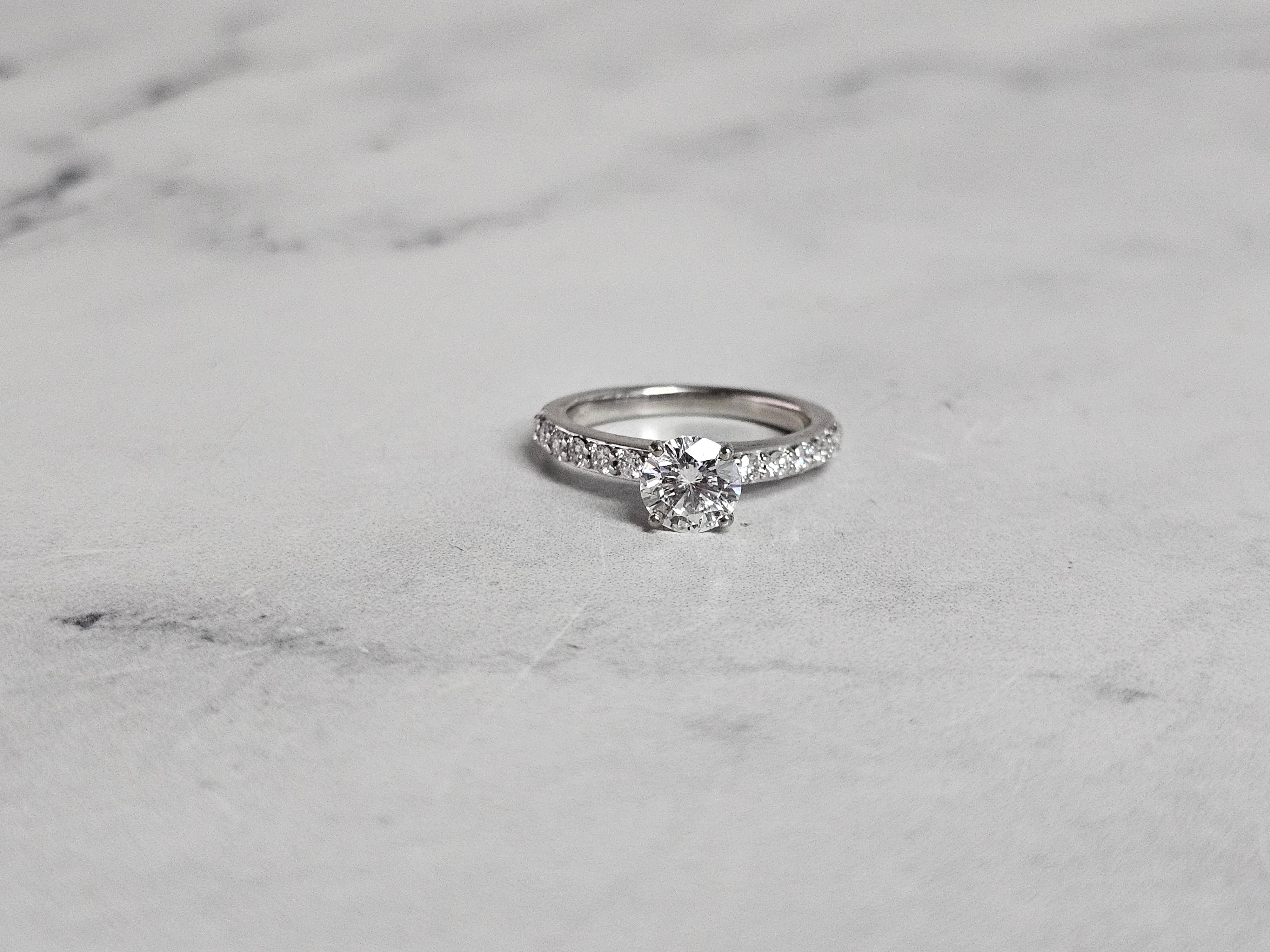 Anillo de compromiso clásico con diamantes en oro blanco de 14 k
