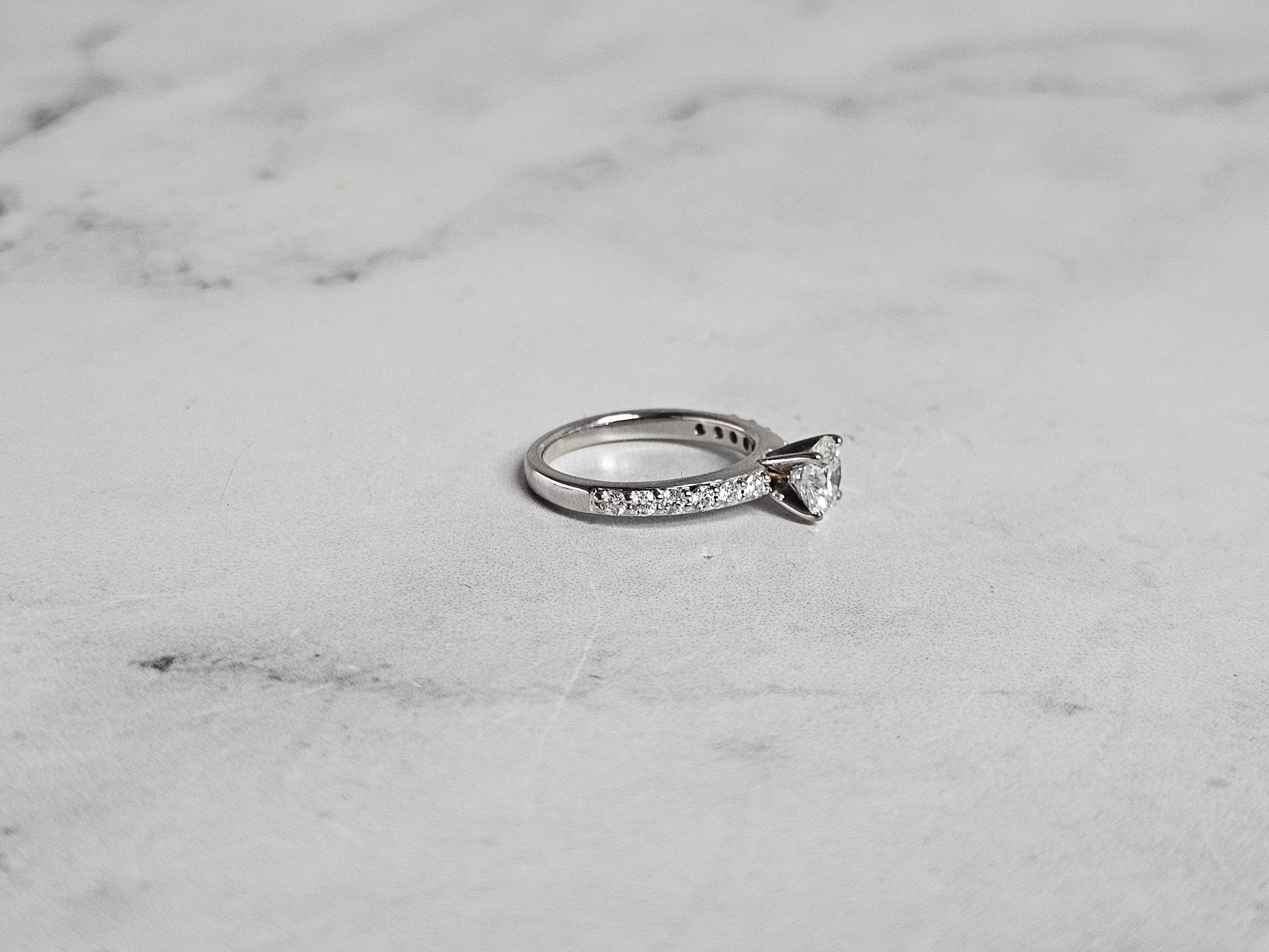 Anillo de compromiso clásico con diamantes en oro blanco de 14 k