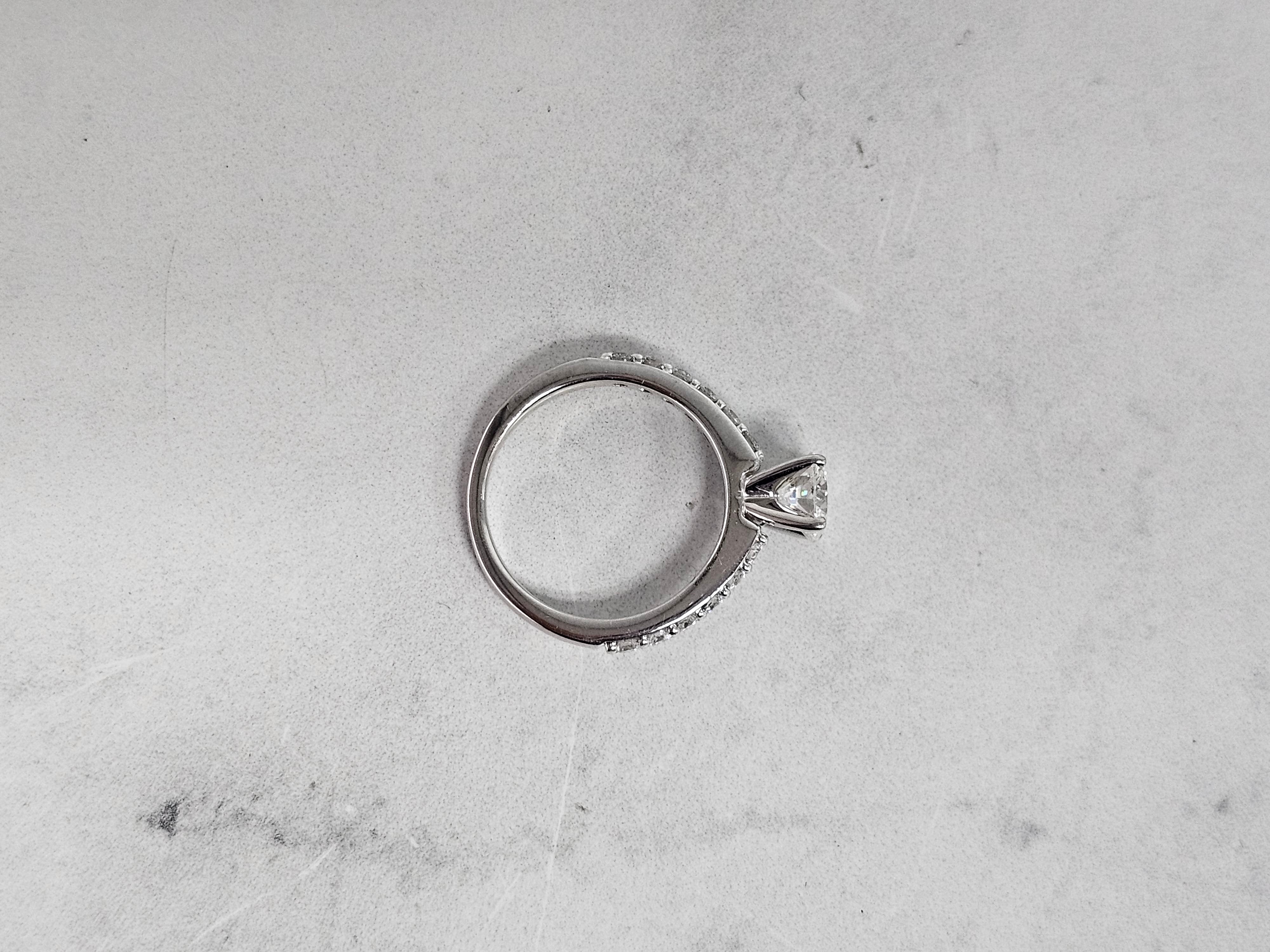 Anillo de compromiso clásico con diamantes en oro blanco de 14 k