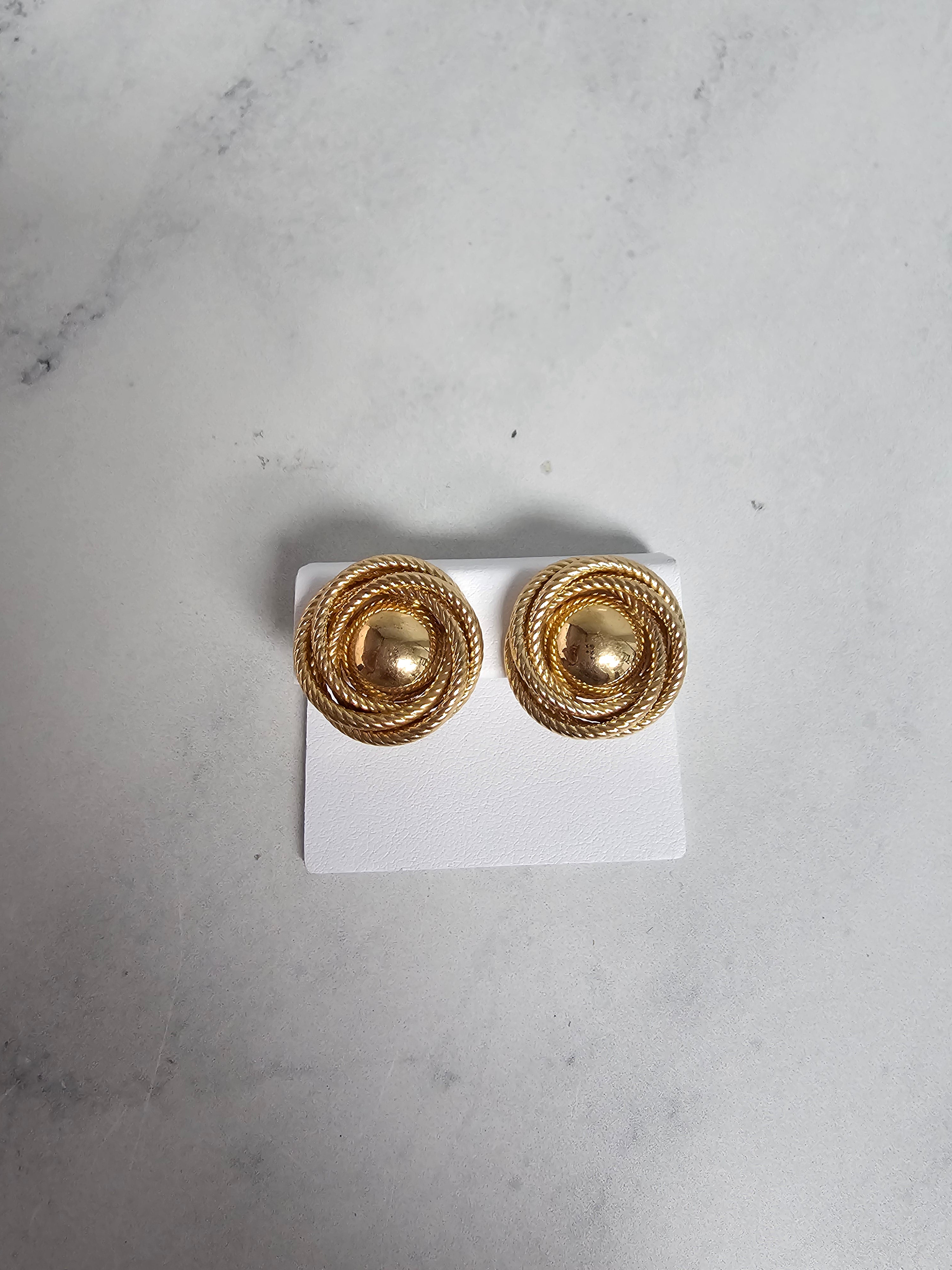 Pendientes de oro con forma de cuerda y nudo de amor