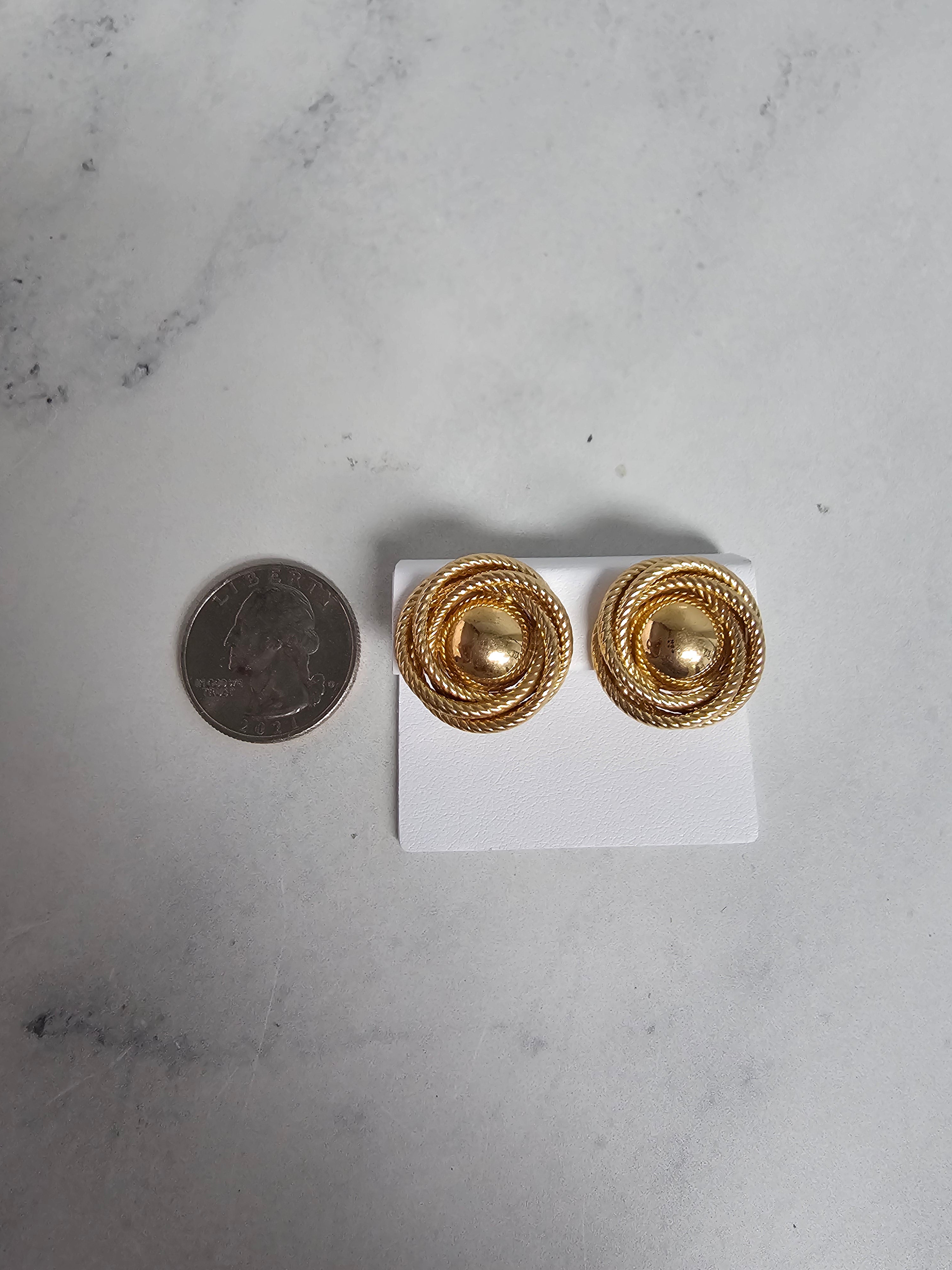 Pendientes de oro con forma de cuerda y nudo de amor