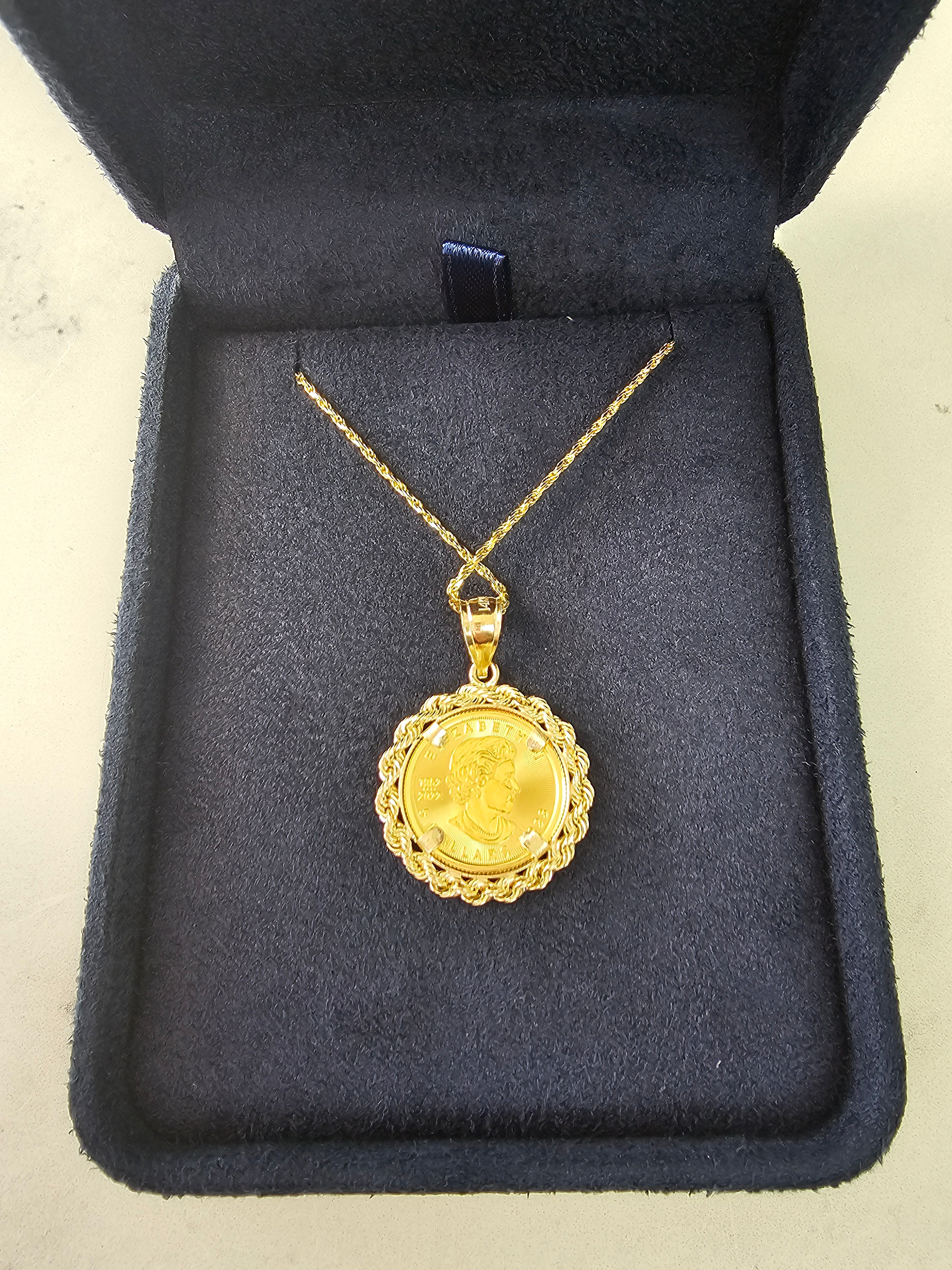 Collar con moneda de hoja de arce canadiense de oro fino de 1/10 oz con bisel de cuerda