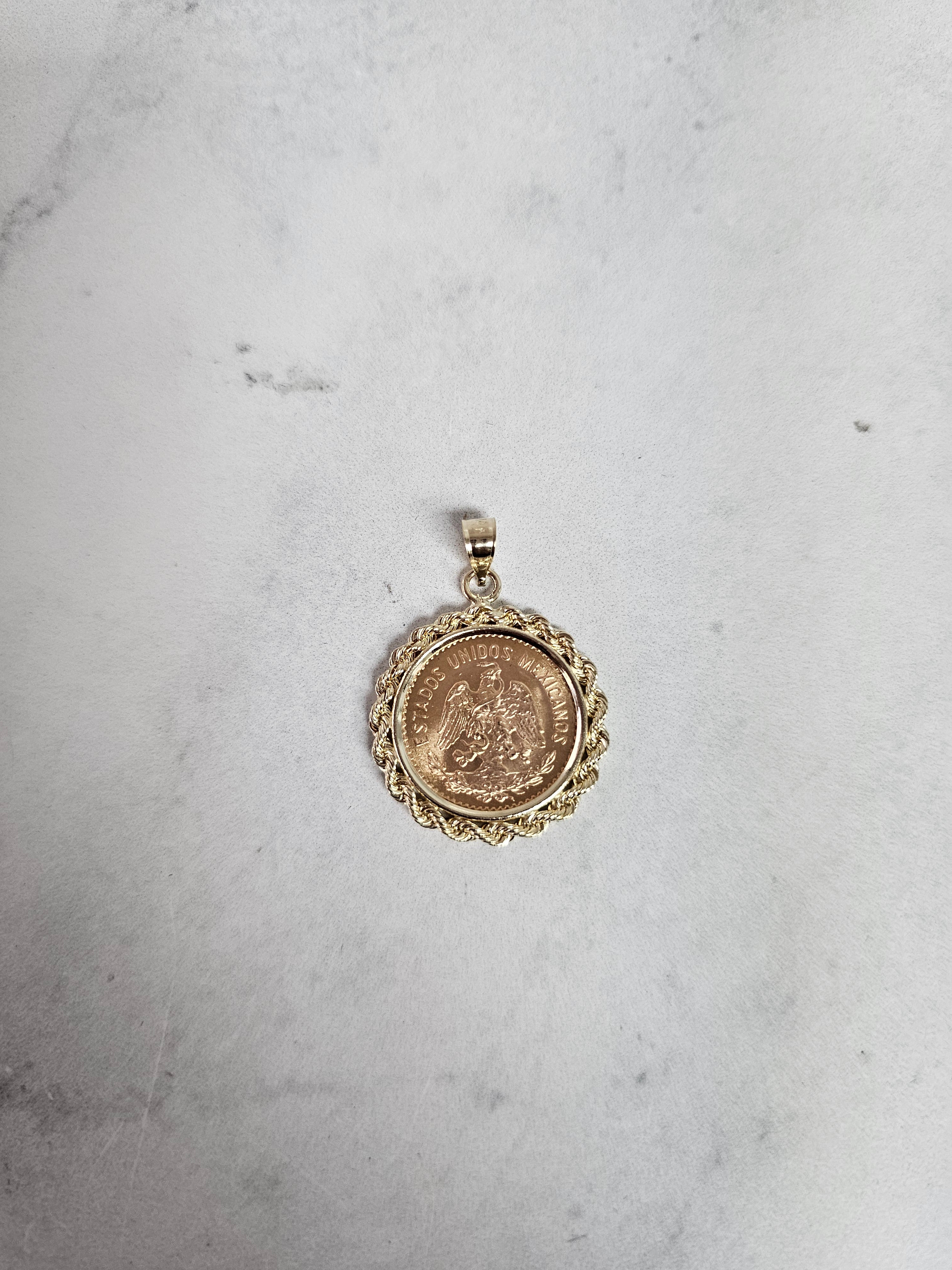 Collier en or avec pièce de monnaie Cinco Pesos et lunette en corde en or jaune 14 carats