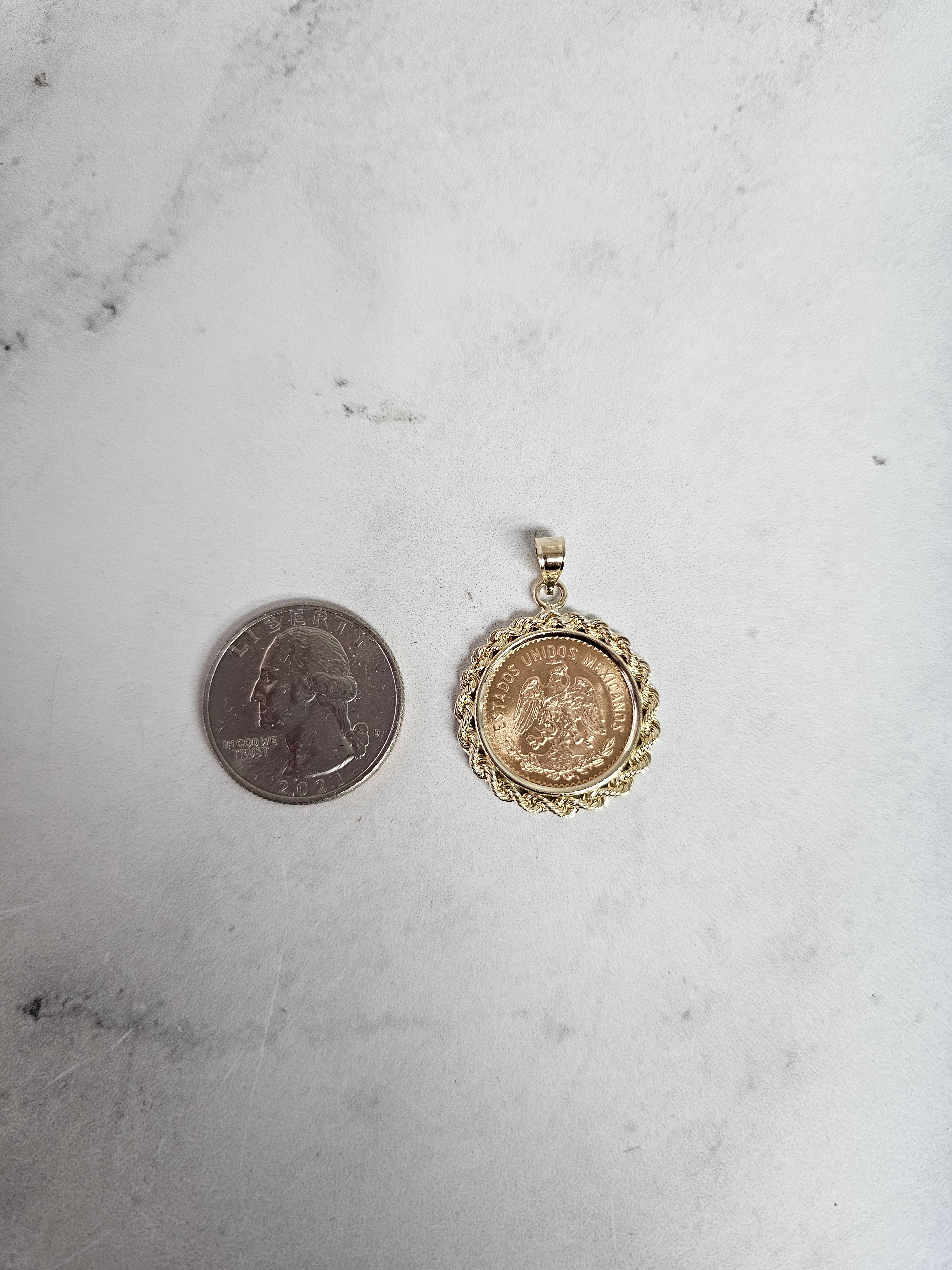 Collier en or avec pièce de monnaie Cinco Pesos et lunette en corde en or jaune 14 carats