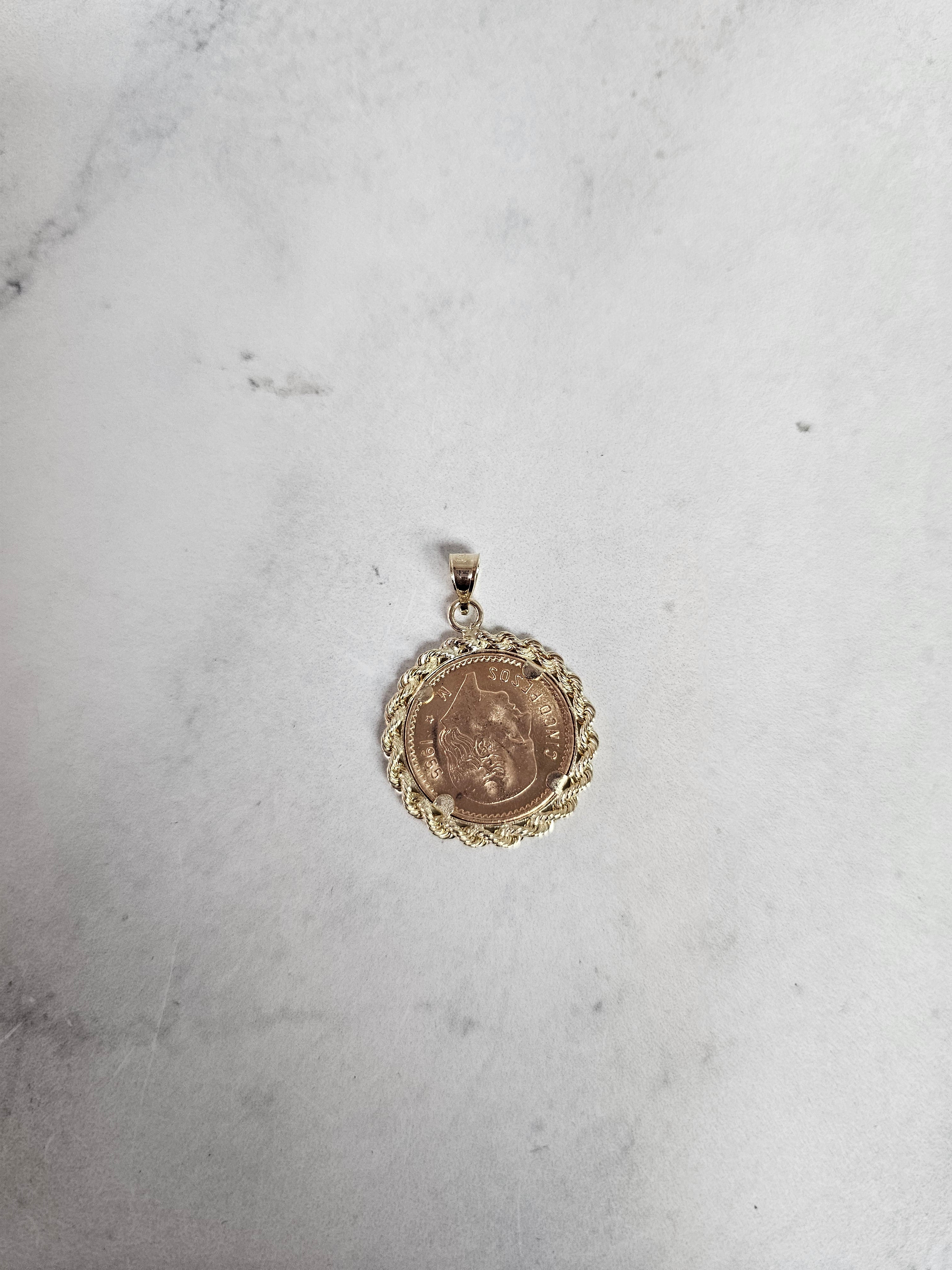 Collier en or avec pièce de monnaie Cinco Pesos et lunette en corde en or jaune 14 carats