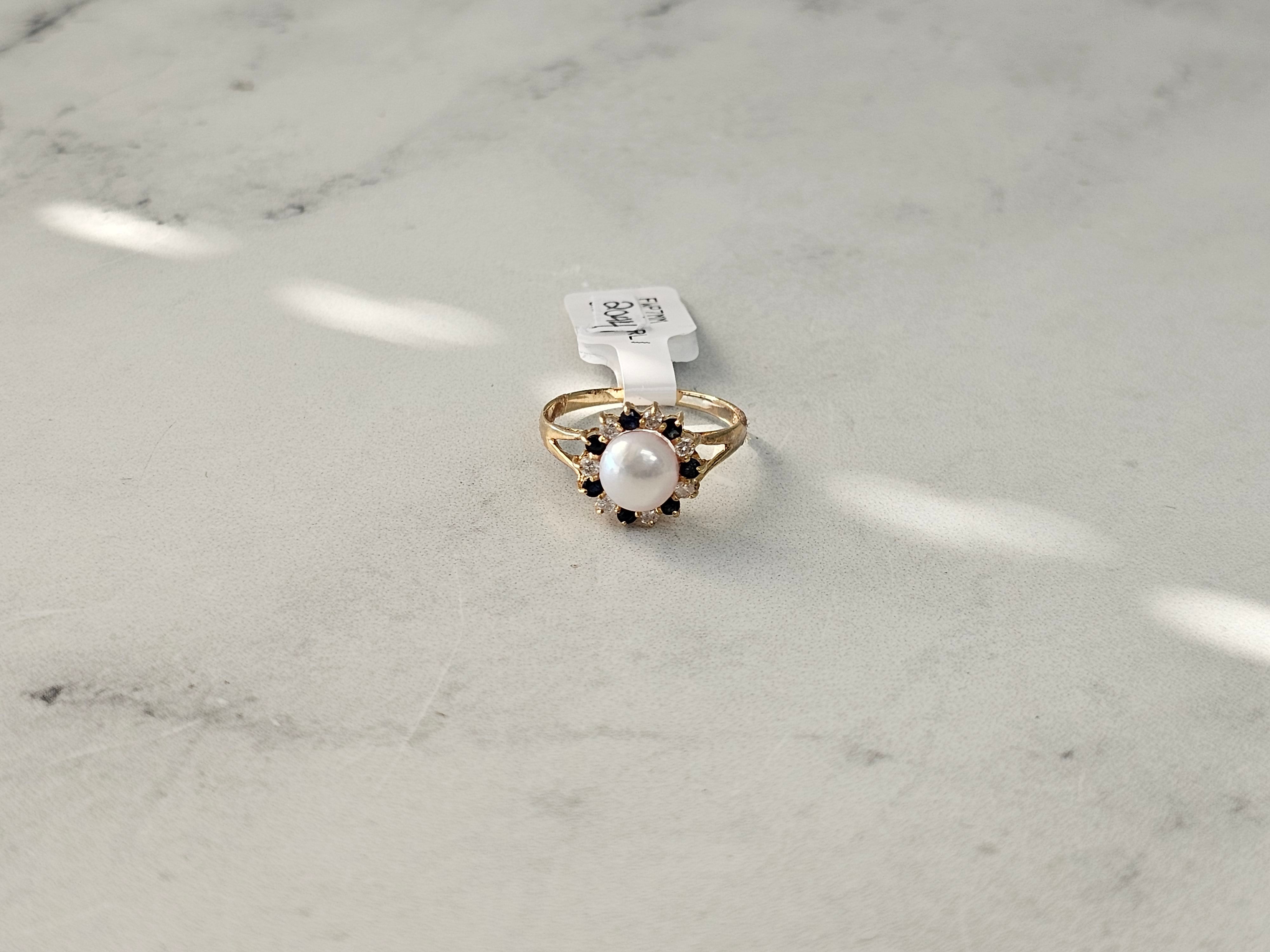 Anillo de perla con halo de zafiro y diamantes en oro amarillo de 14 k