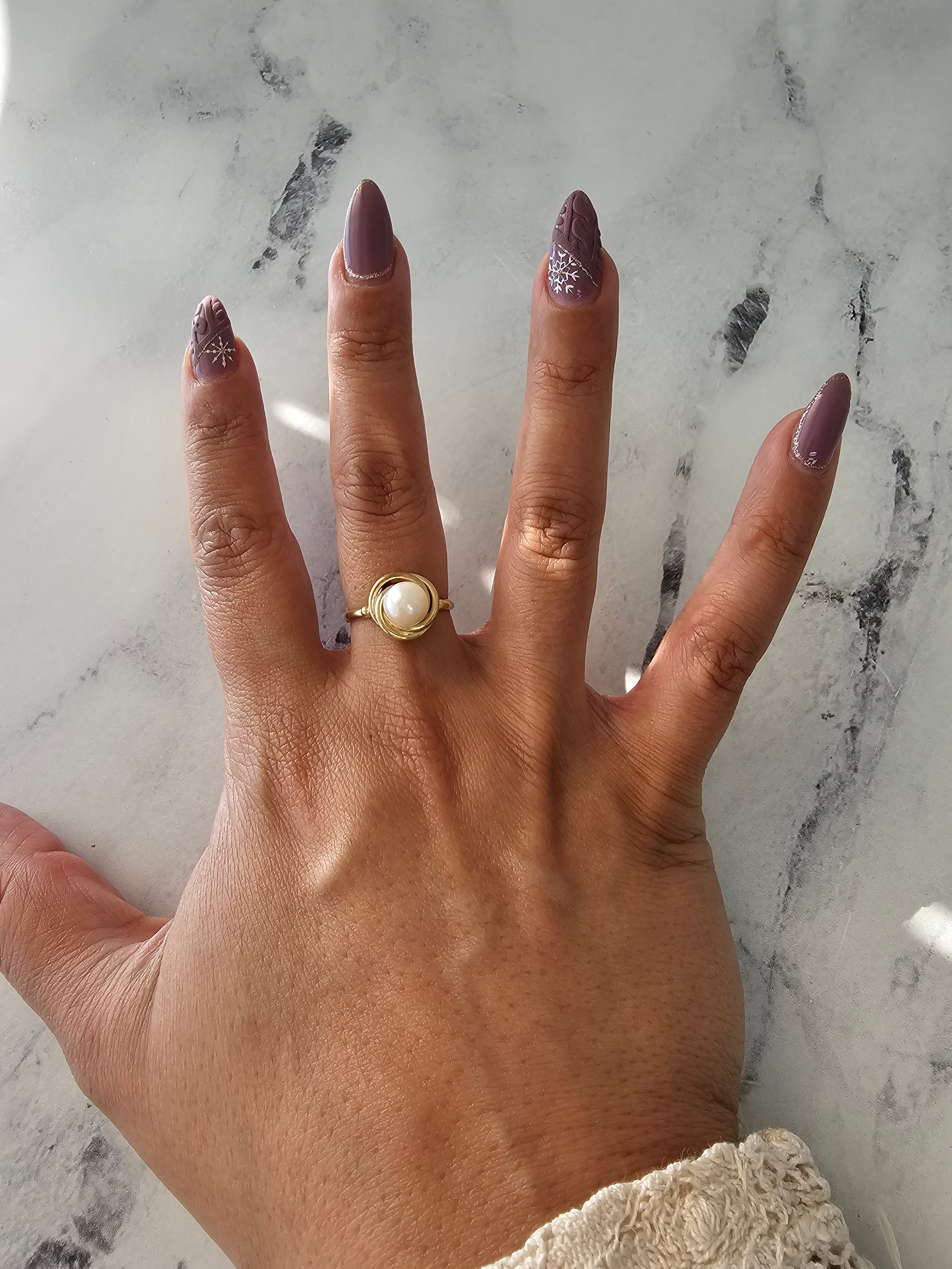 Bague solitaire en or jaune 14 carats avec perle et motif corde