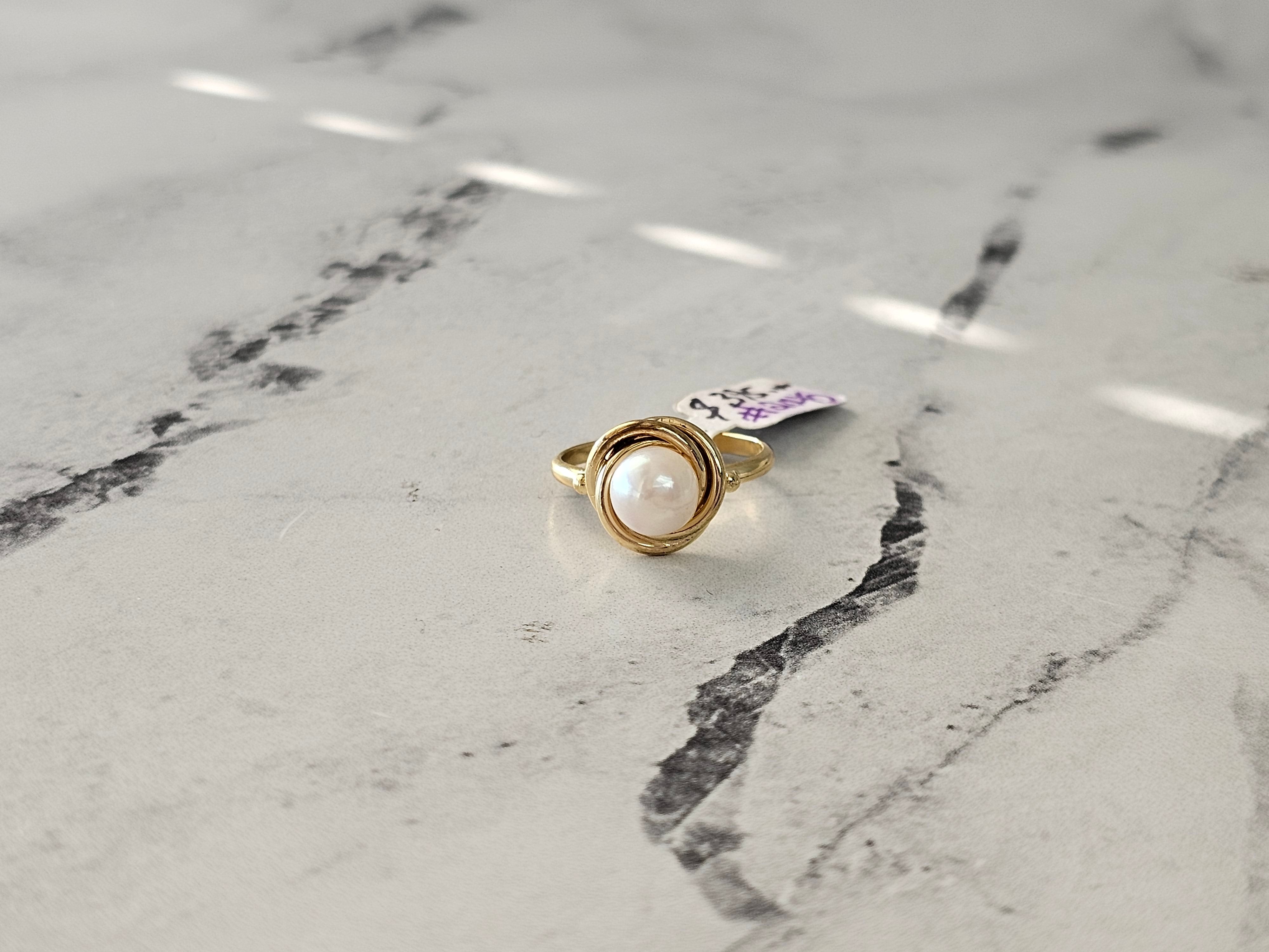 Anillo de perla solitaria con diseño de cuerda en oro amarillo de 14 k