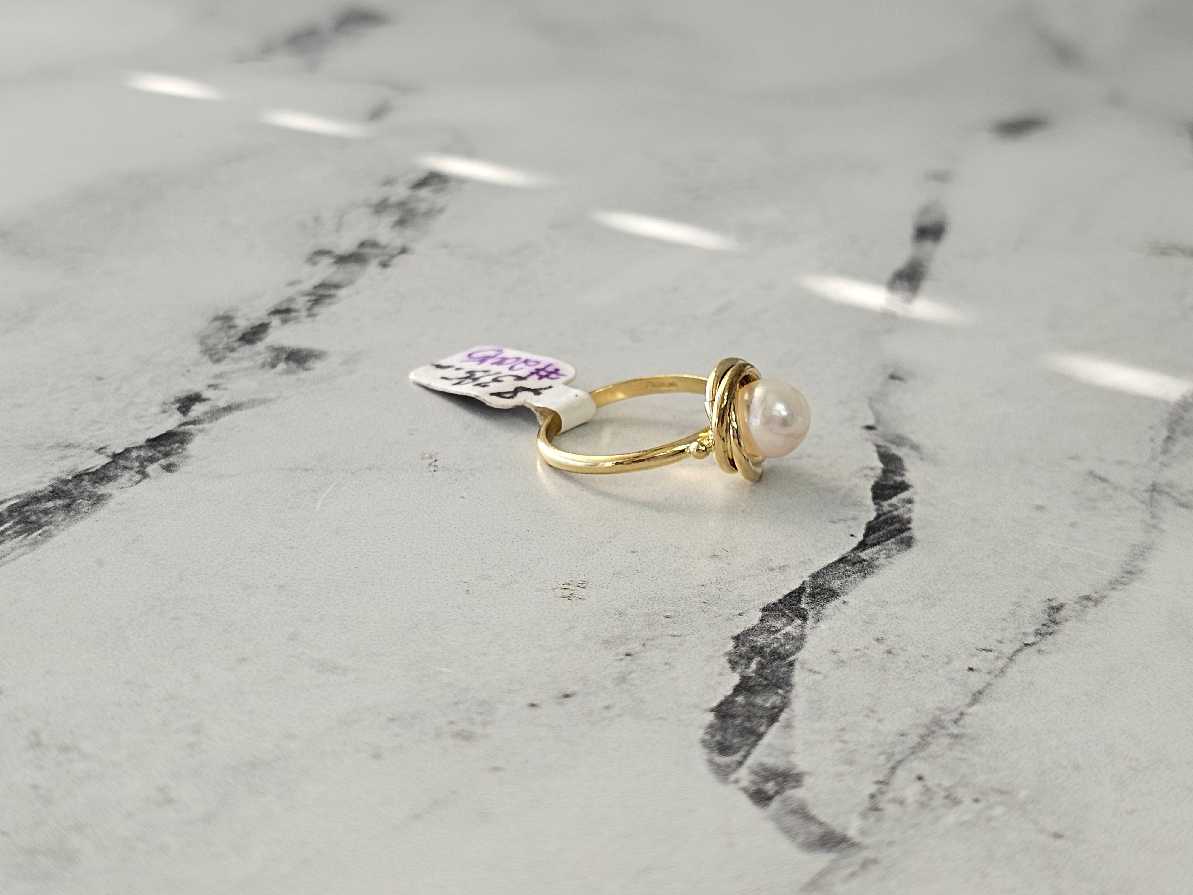 Anillo de perla solitaria con diseño de cuerda en oro amarillo de 14 k